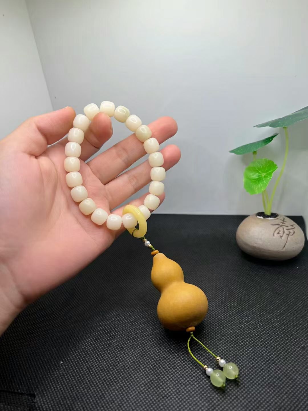 White jade Bodhi bead bracelet with natural hand-twisted gourd Specification image