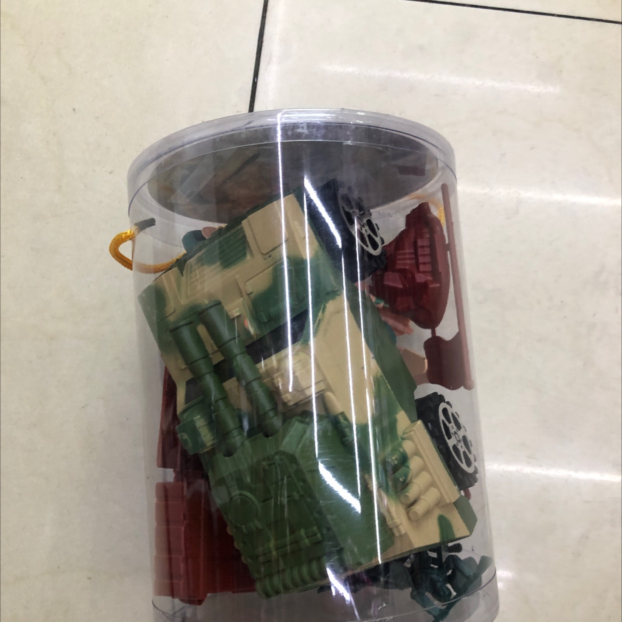 PVC桶坦克军事套装，飞机两个，坦克一个，摩托车一个，小军人多个，国旗一个，一款新的产品很热销的产品，欢迎新老客户惠顾。