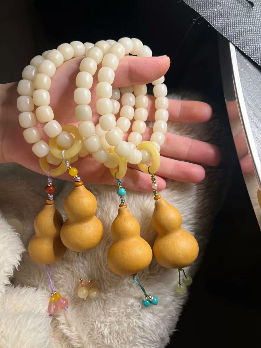 White jade Bodhi bead bracelet with natural hand-twisted gourd Item Picture