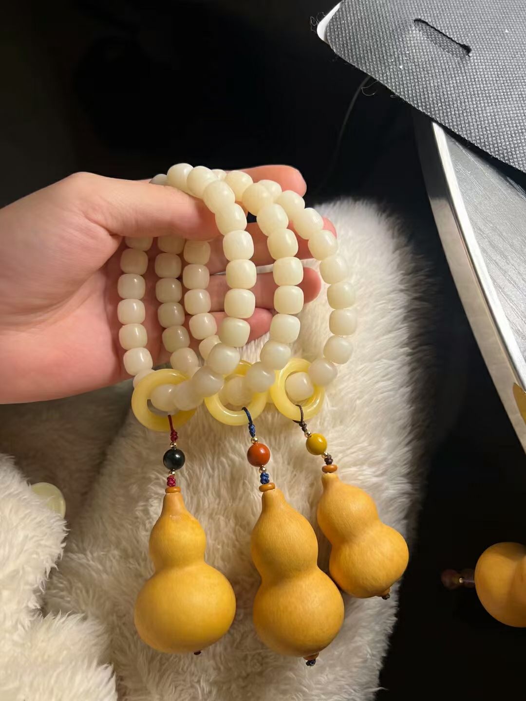 White jade Bodhi bead bracelet with natural hand-twisted gourd detail image 5