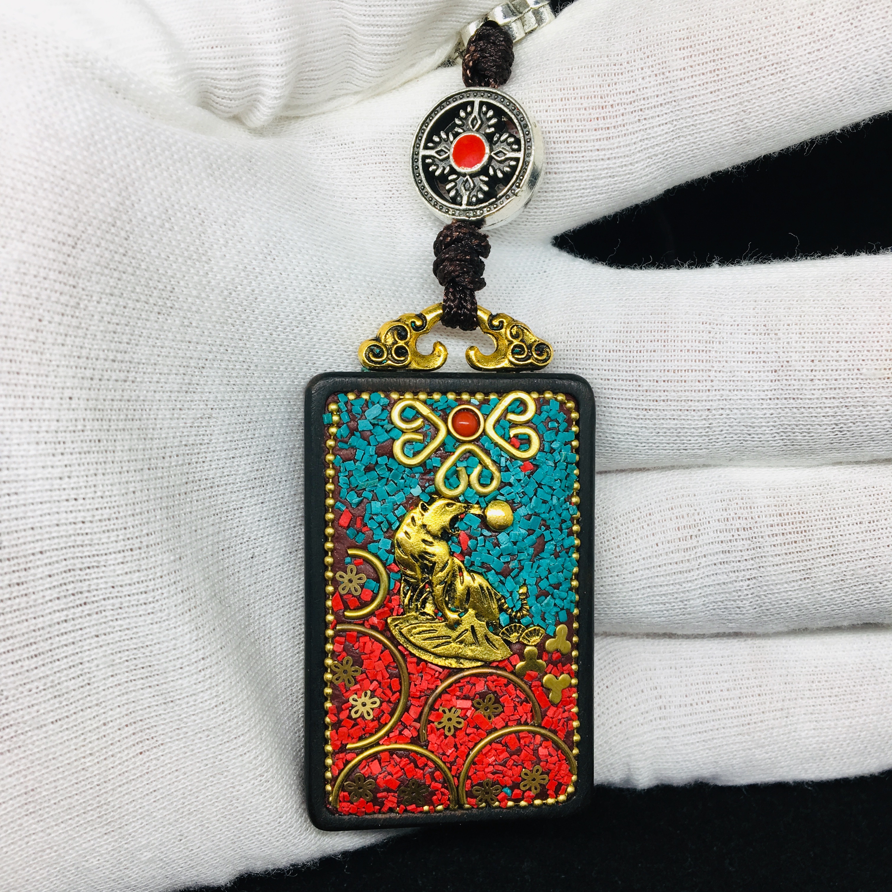 The square Thangka pendant decorated with the tiger zodiac is a small bestseller and a niche product of Jinhong 003