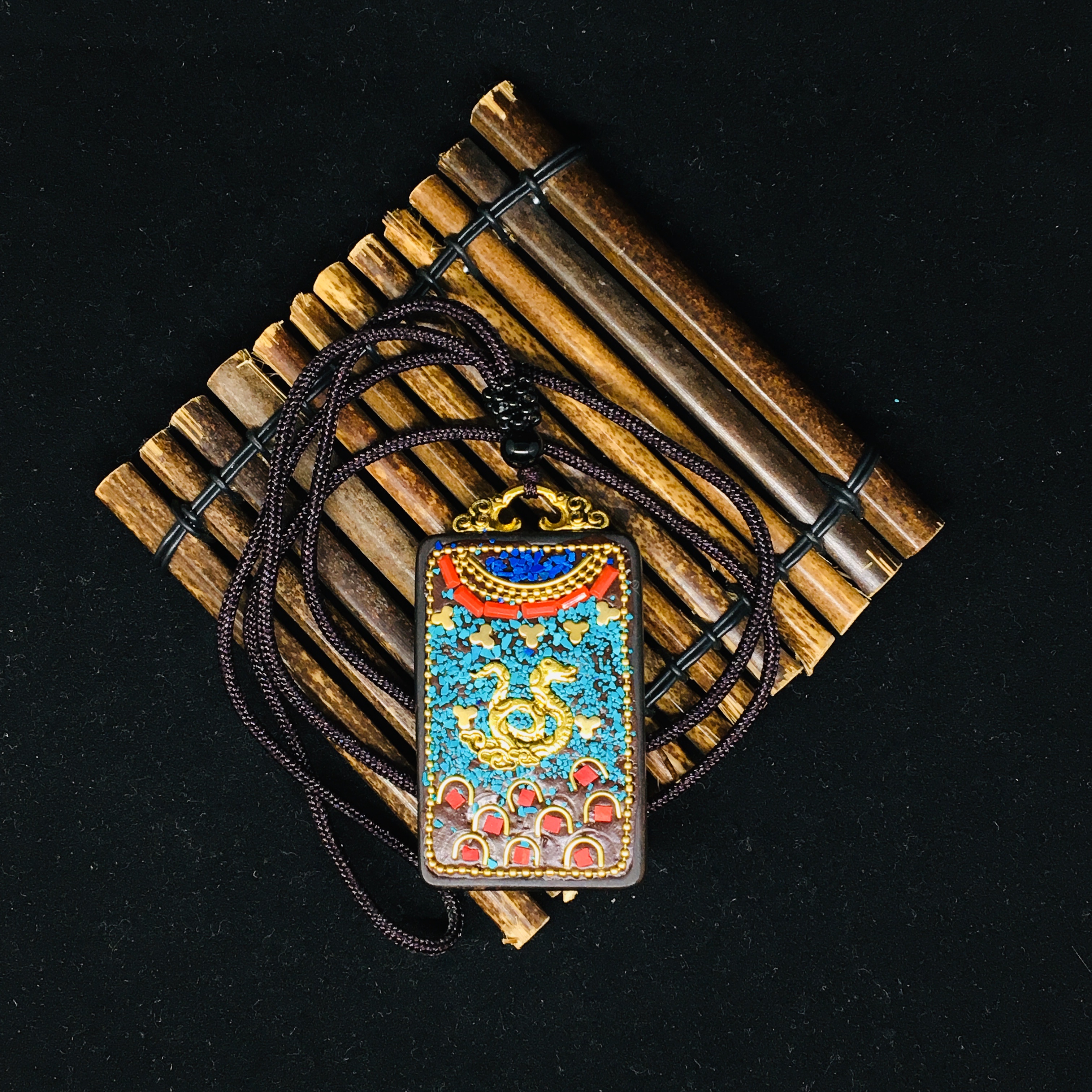 The square Thangka pendant decorated with the snake zodiac sign is a small bestseller and a niche product from Jinhong 006