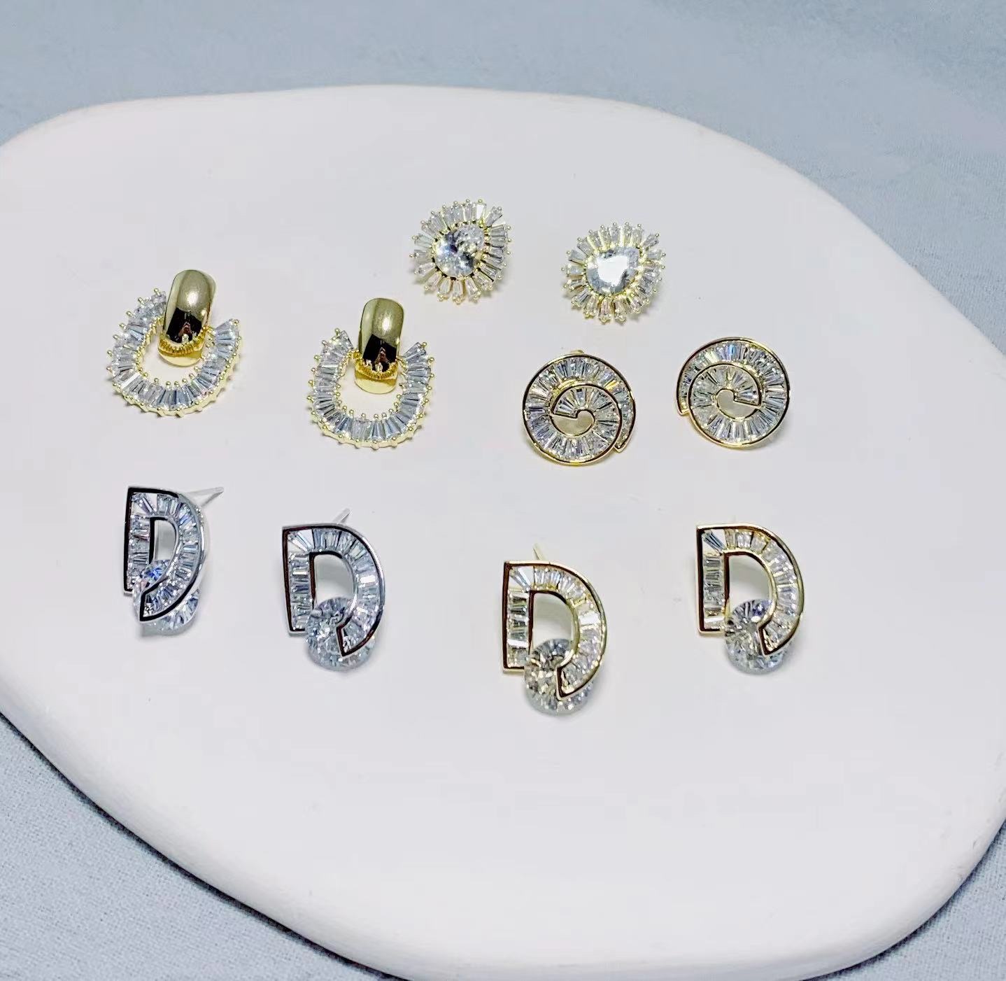 Zircon inlaid stud earrings, anti-allergy silver needle decoration, CAI Ni jewelry model 0081