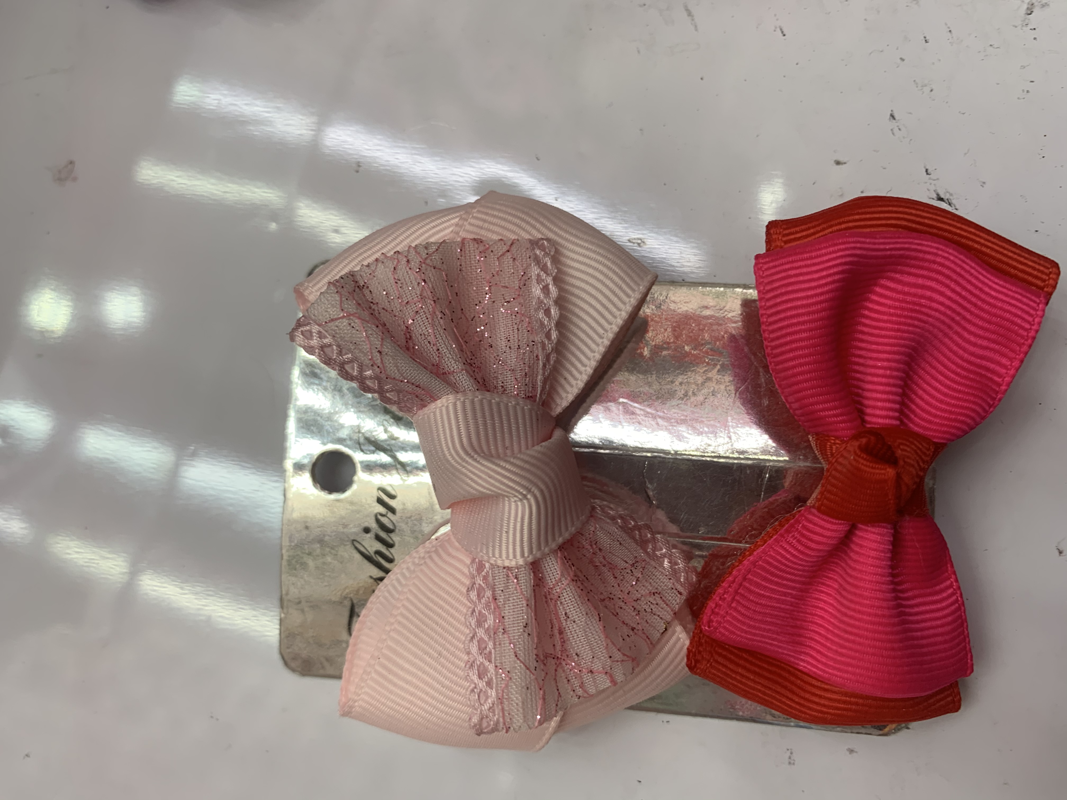 饰品/鸭夹/网球＋蝴蝶结白底实物图