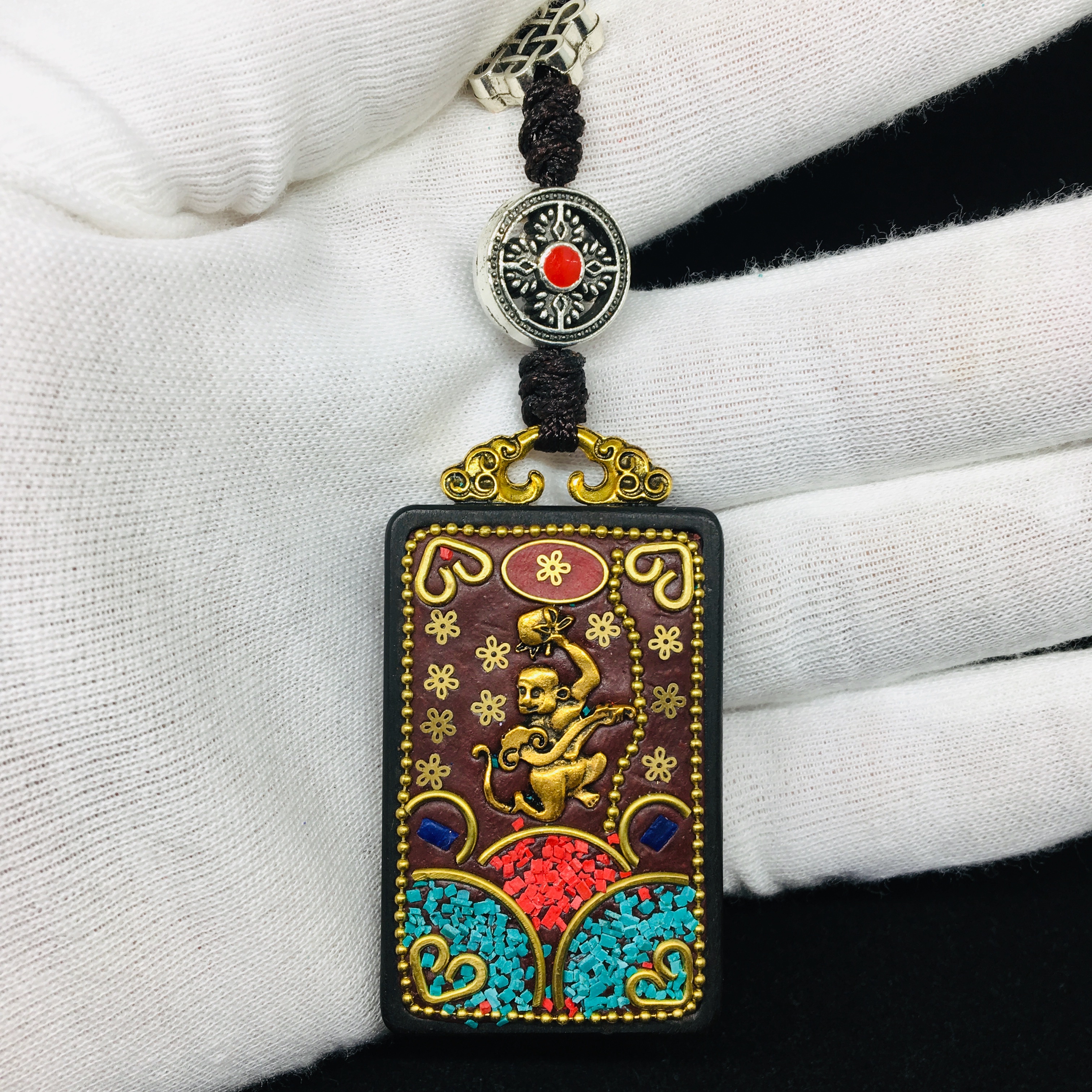 The square Thangka pendant decorated with the monkey zodiac sign is a best-selling and niche item. Jin Hong 009 Item Picture