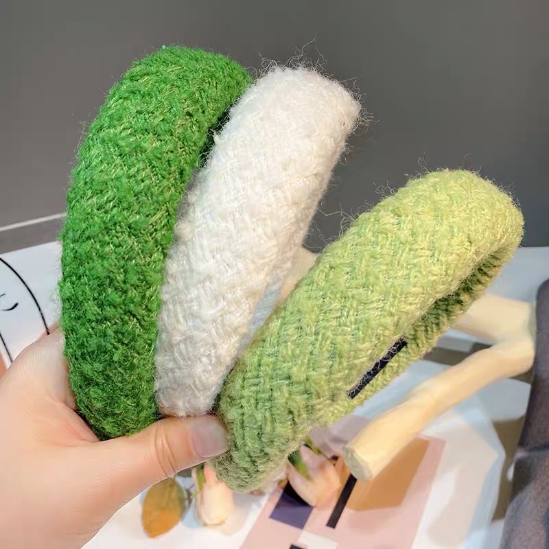 Korean 2022 autumn and winter high-top wide-brimmed headband, a versatile and stylish hair-holding accessory for women going out, featuring a plush hairpin headband