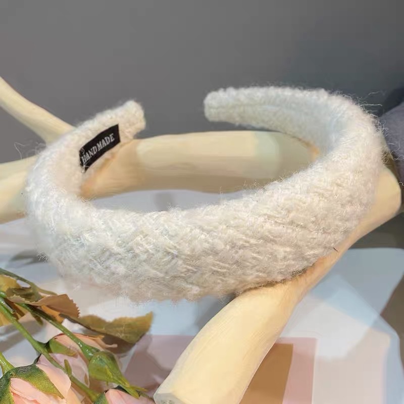 Korean 2022 autumn and winter high-top wide-brimmed headband, a versatile and stylish hair-holding accessory for women going out, featuring a plush hairpin headband Item Picture