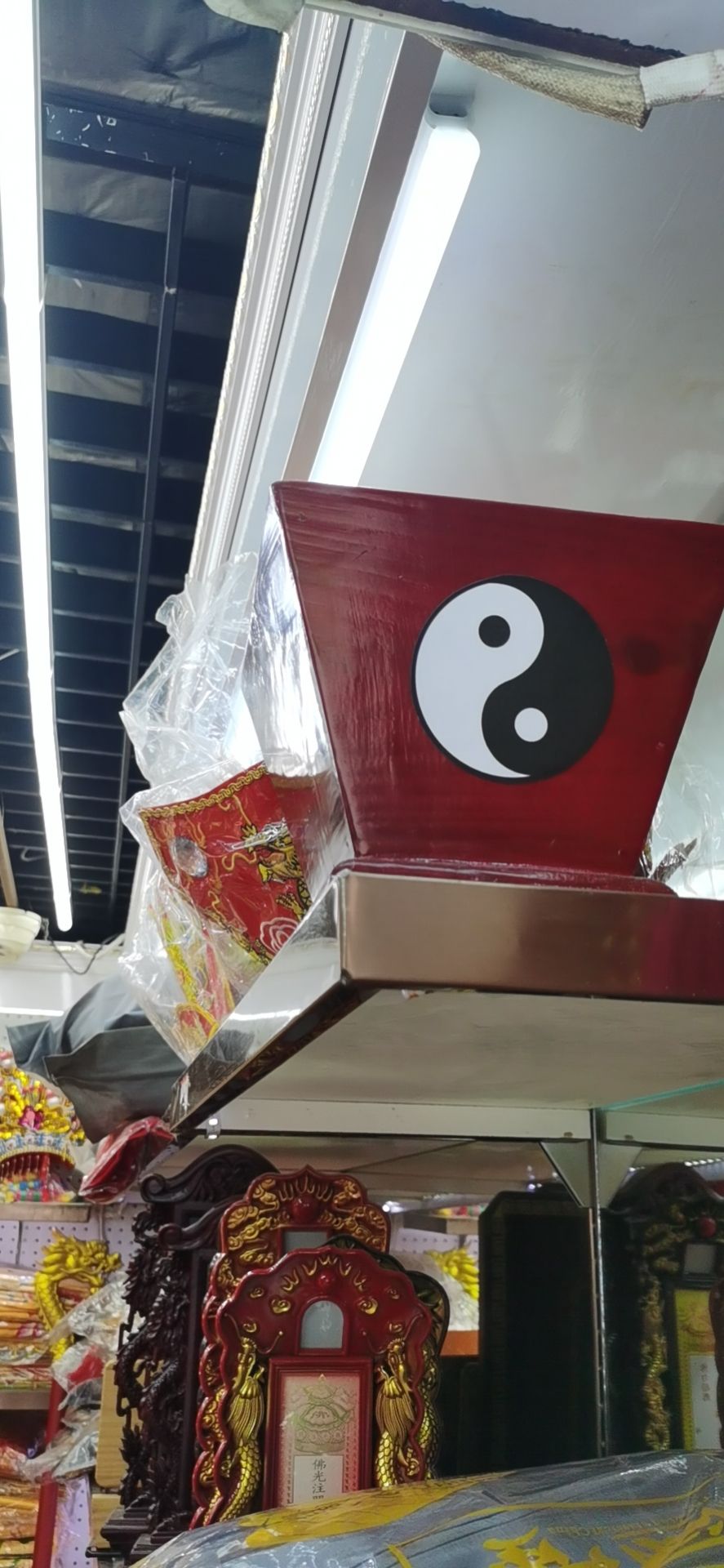 The Golden Qilin 2 Taoist items are painted with red worship baskets, five-color command flags, with flags inserted in the base, rice baskets, five dragon flags, Tai Chi and Eight Trigrams Item Picture