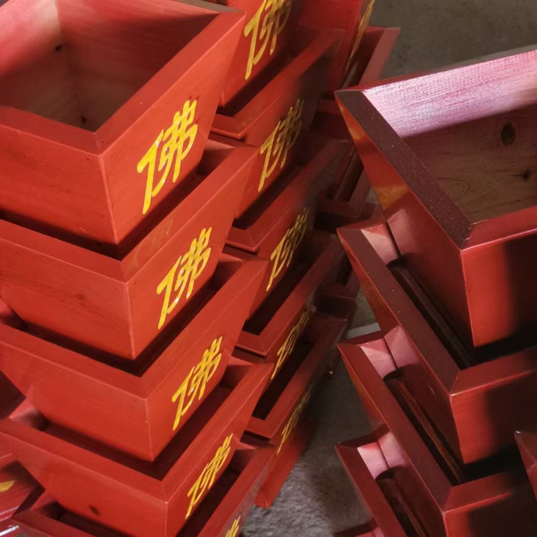 The base of the painted red five-color flag of the Taoist items is inserted with flags, rice baskets, five dragon flags, Tai Chi, Eight Trigrams, and golden Qilin. 1 details Picture