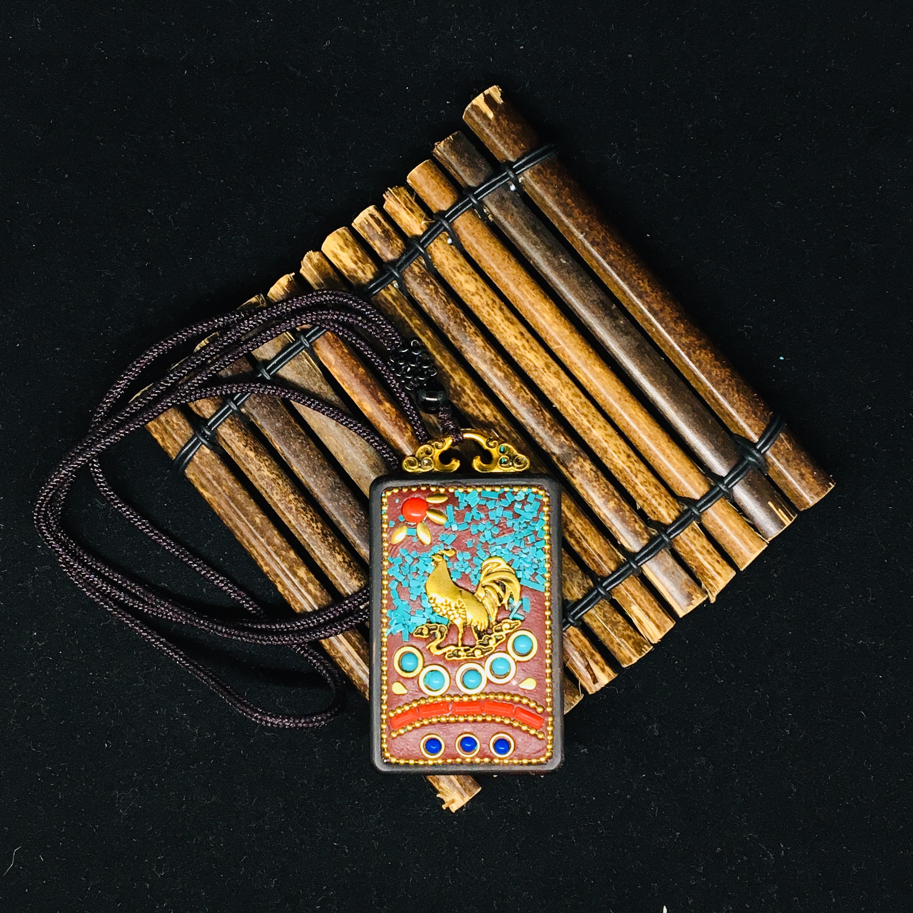 A square Thangka pendant decorated with the zodiac sign of the rooster is a best-selling and niche item. Jin Hong 0010 details Picture