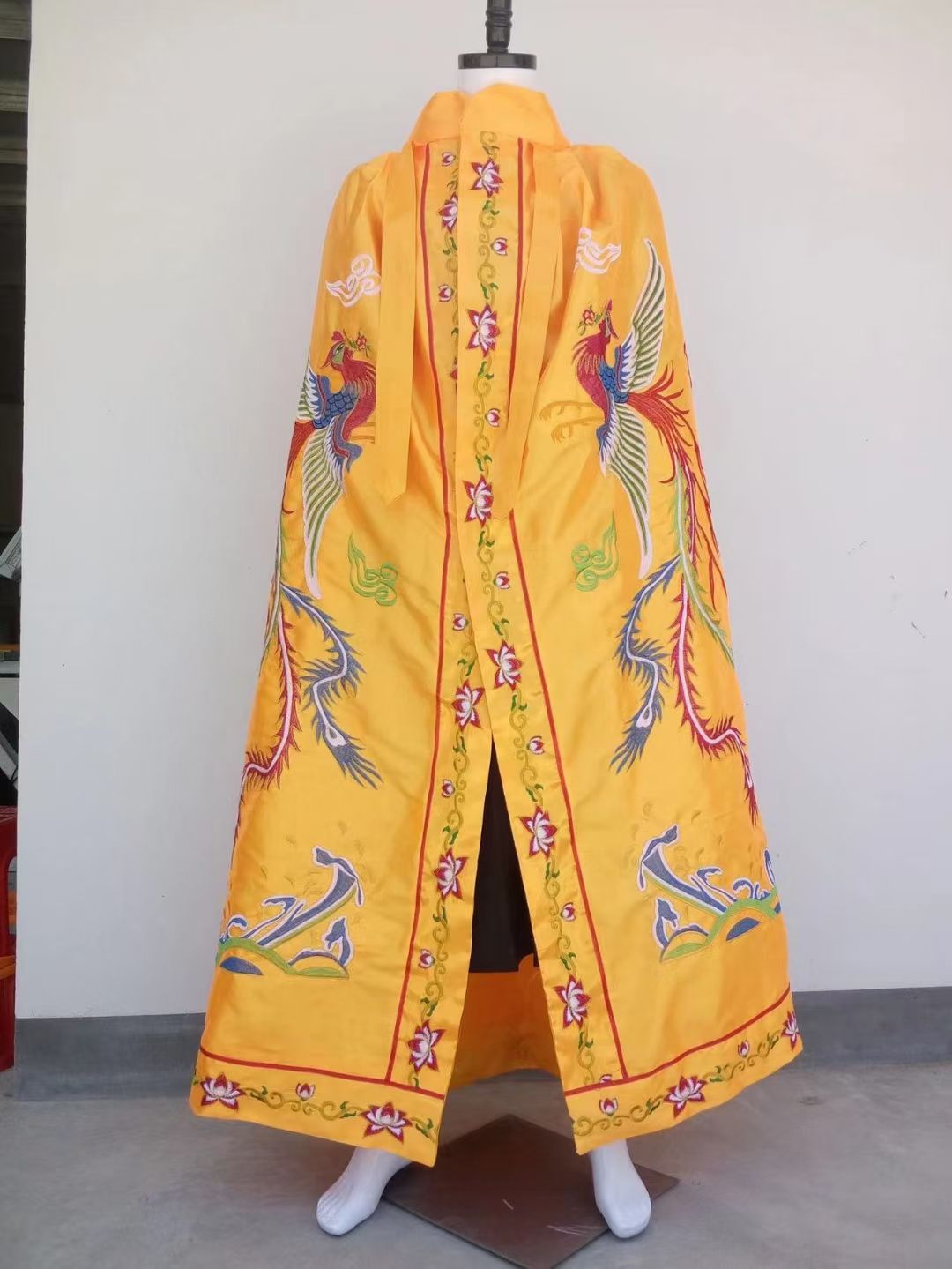 Buddhist hall supplies: Guanyin Bodhisattva statue cape, Buddha statue robe, Buddha robe, deity robe, embroidered Golden Qilin 09 Application Scenario