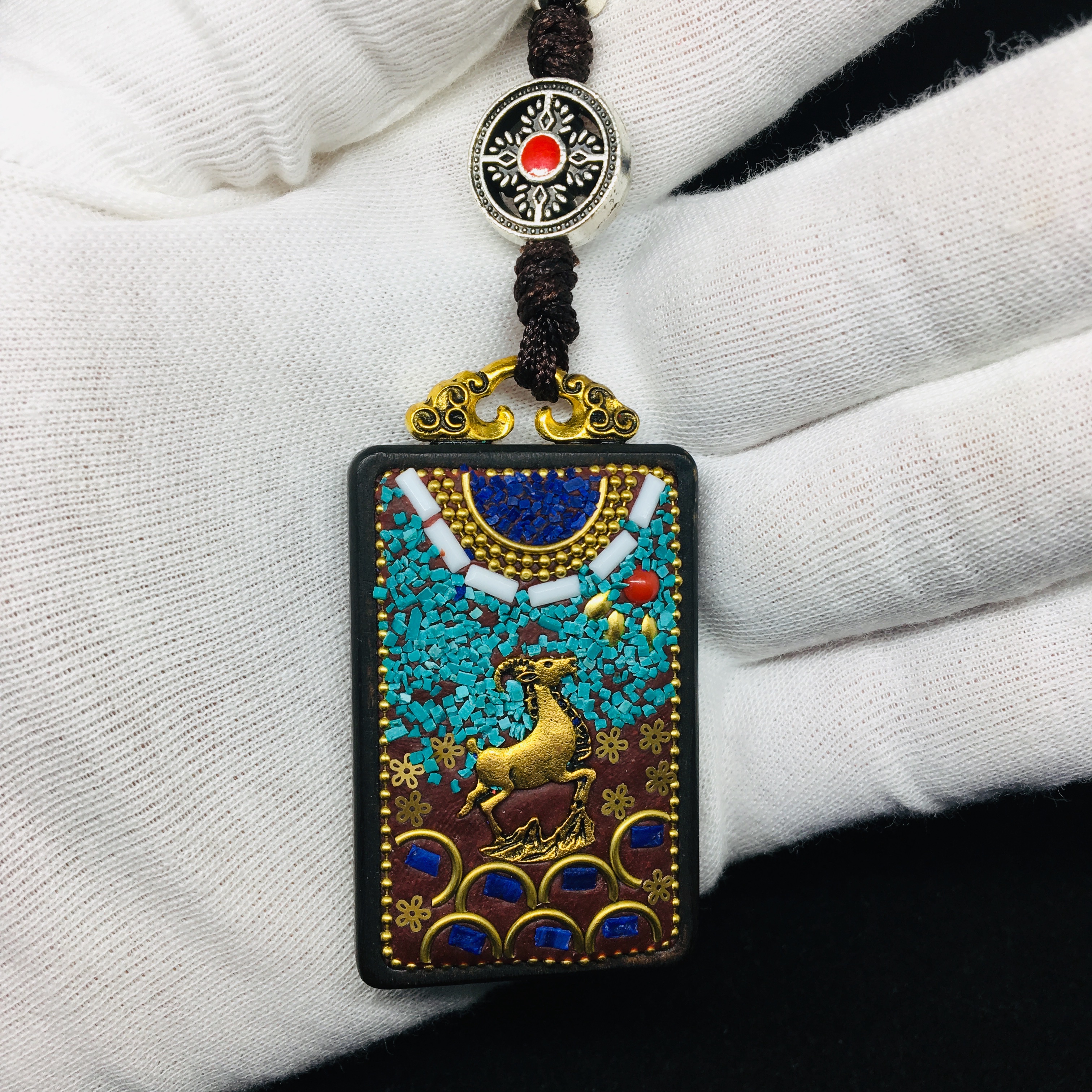 A square Thangka pendant decorated with the zodiac sign of the goat is a best-selling and niche item. Jinhong 008 details Picture