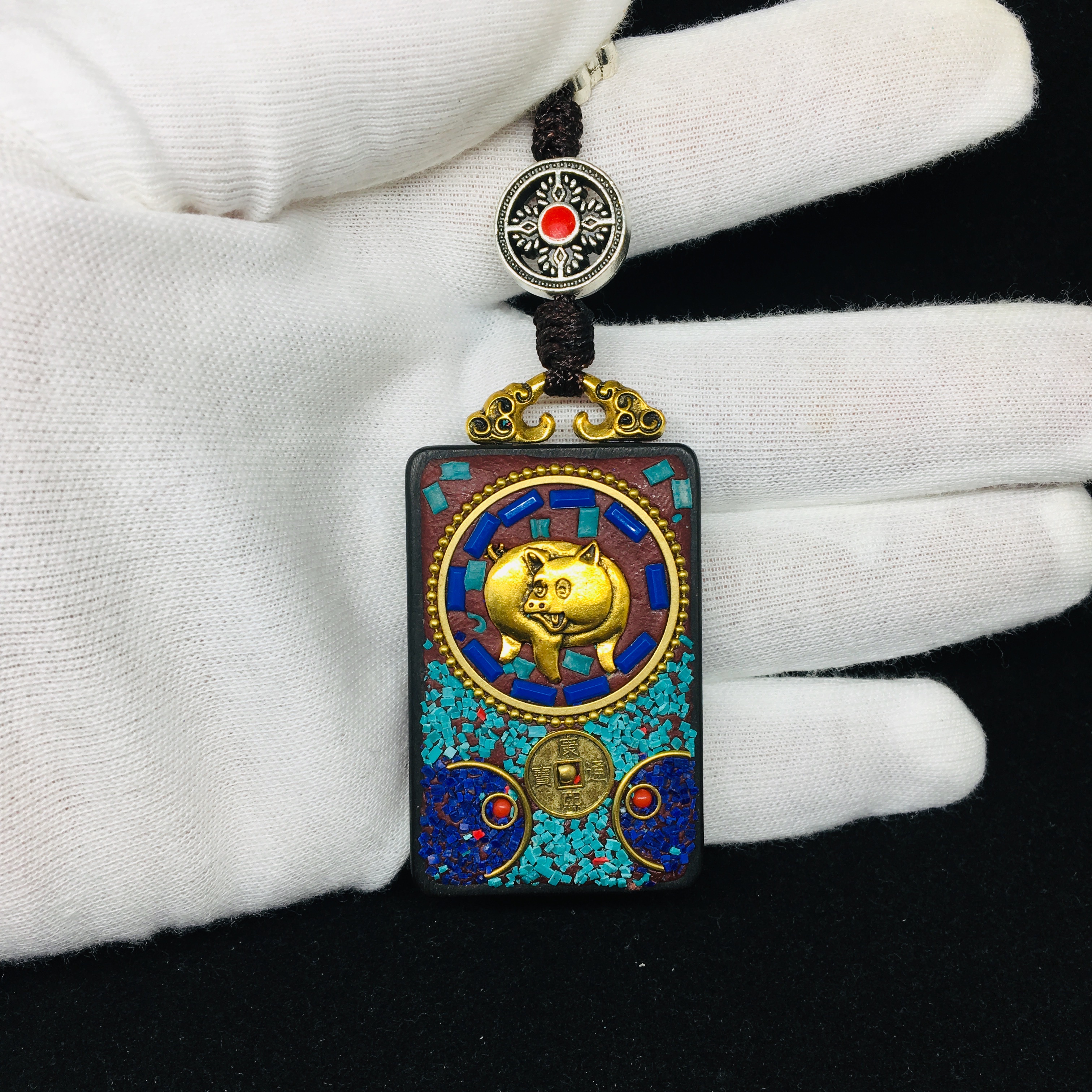 A square Thangka pendant decorated with the zodiac sign of the pig is a small bestseller and a niche product from Jinhong 0012 Item Picture