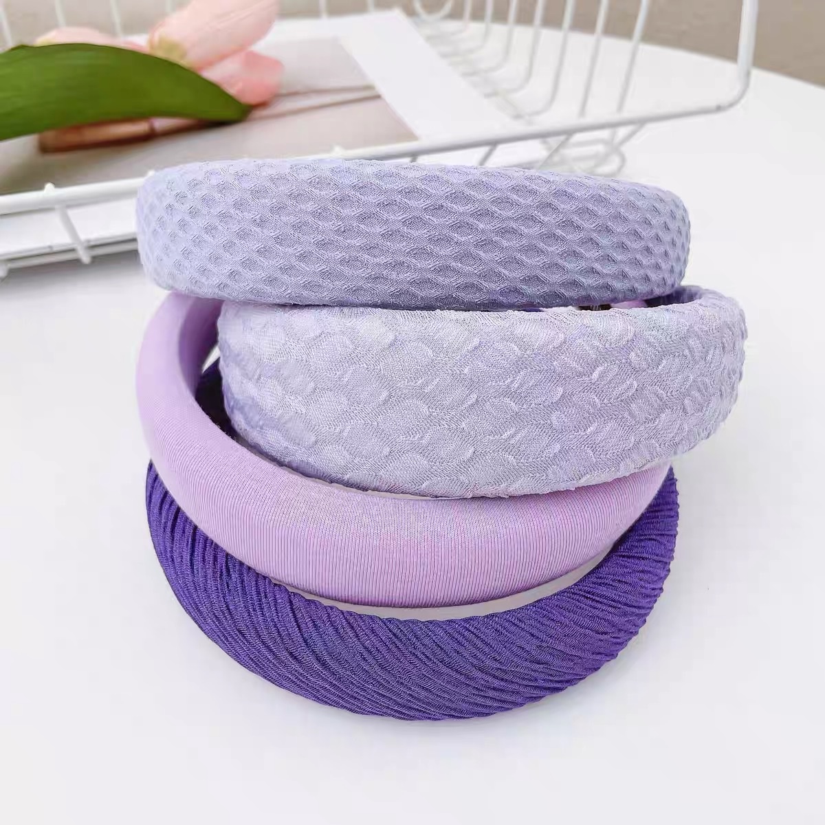 Wide-brimmed hairband, a new high-end purple headband for women, a French facial cleansing and hair pressure band, hair clips, and headwear for spring and summer outings Application Scenario