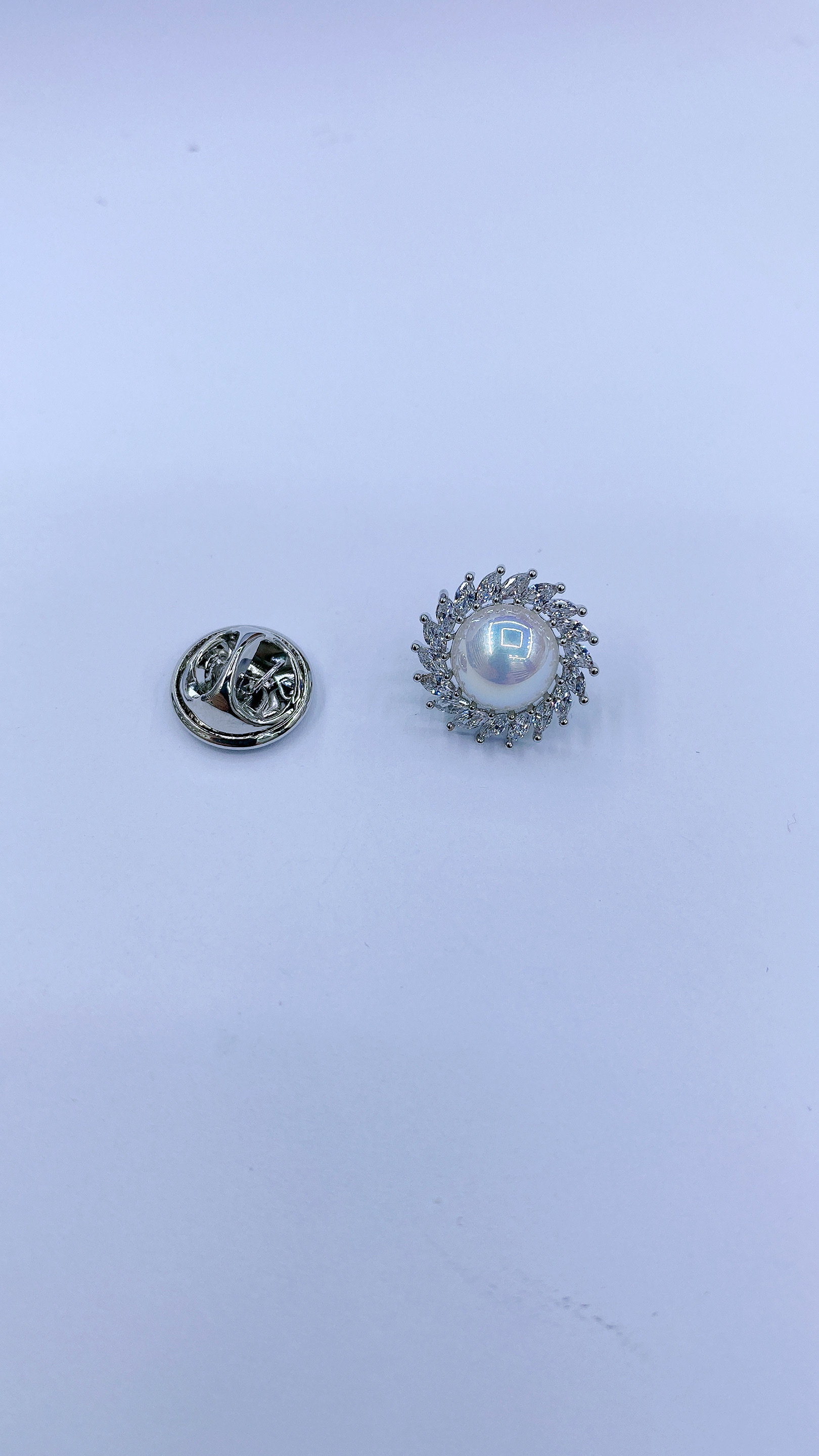 白色 珍珠镶嵌锆石圆形精美胸针潮流领花