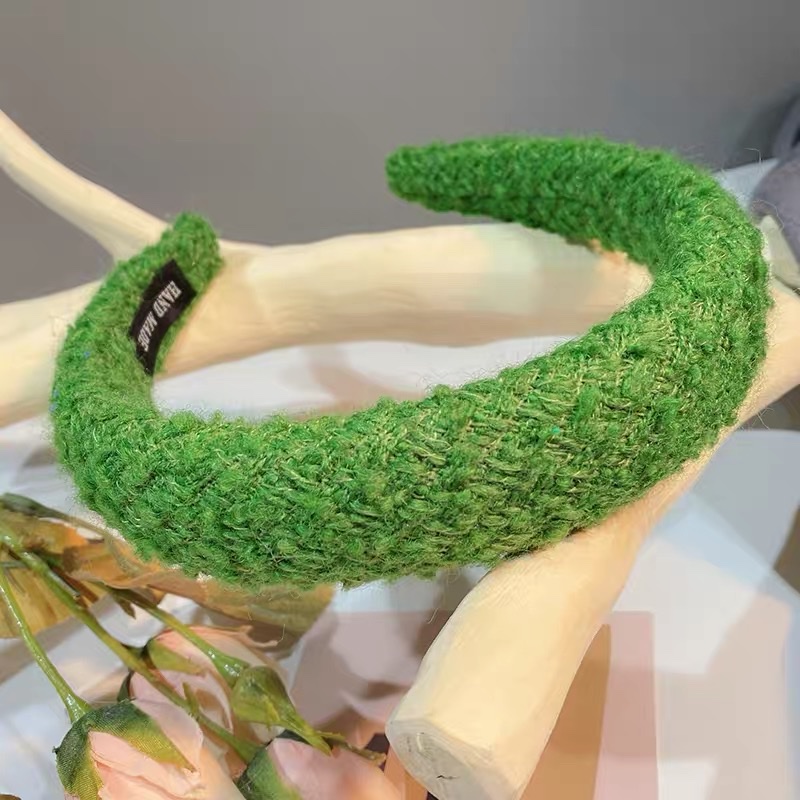 Korean 2022 autumn and winter high-top wide-brimmed headband, a versatile and stylish hair-holding accessory for women going out, featuring a plush hairpin headband Application Scenario