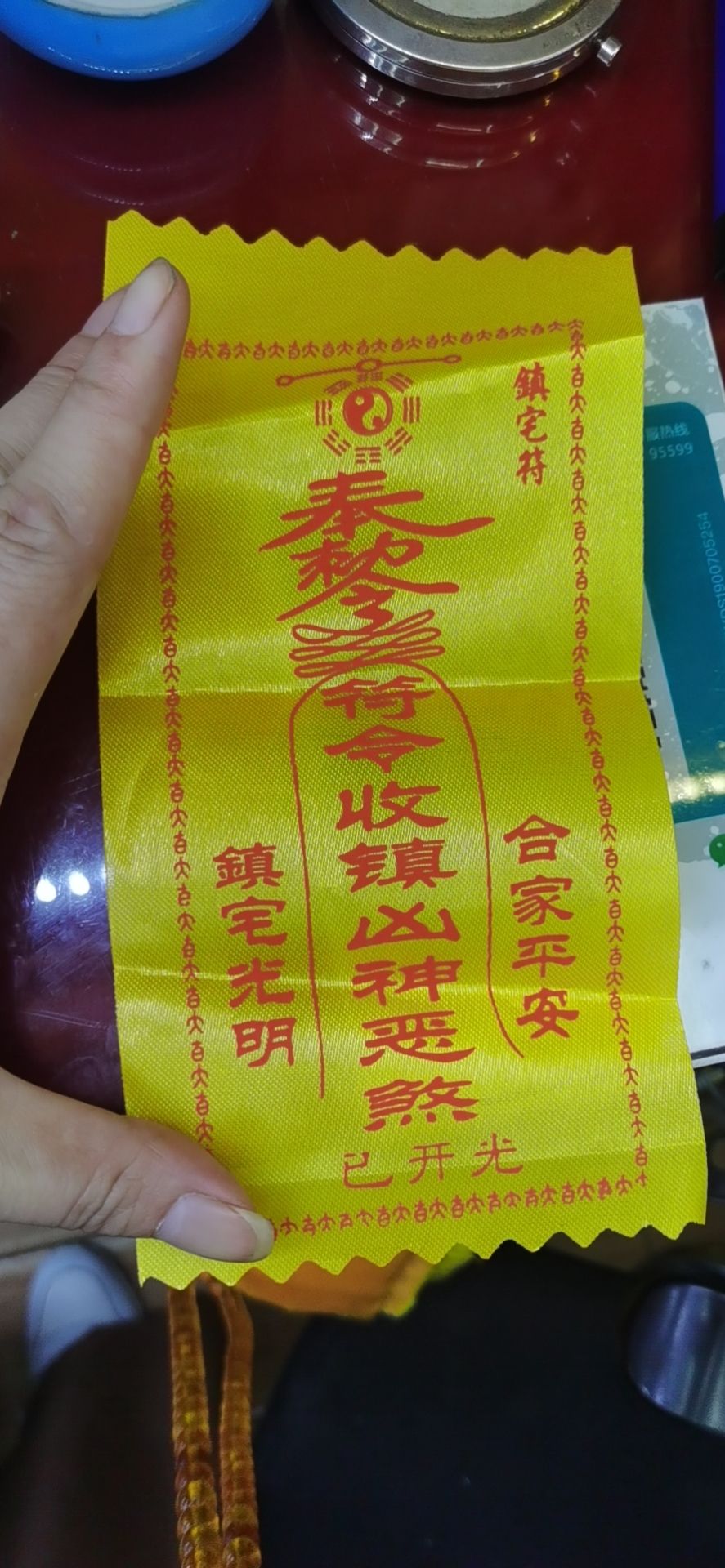 The base of the painted red five-color flag of the Taoist items is inserted with flags, rice baskets, five dragon flags, Tai Chi, Eight Trigrams, and golden Qilin. 1 Item Picture