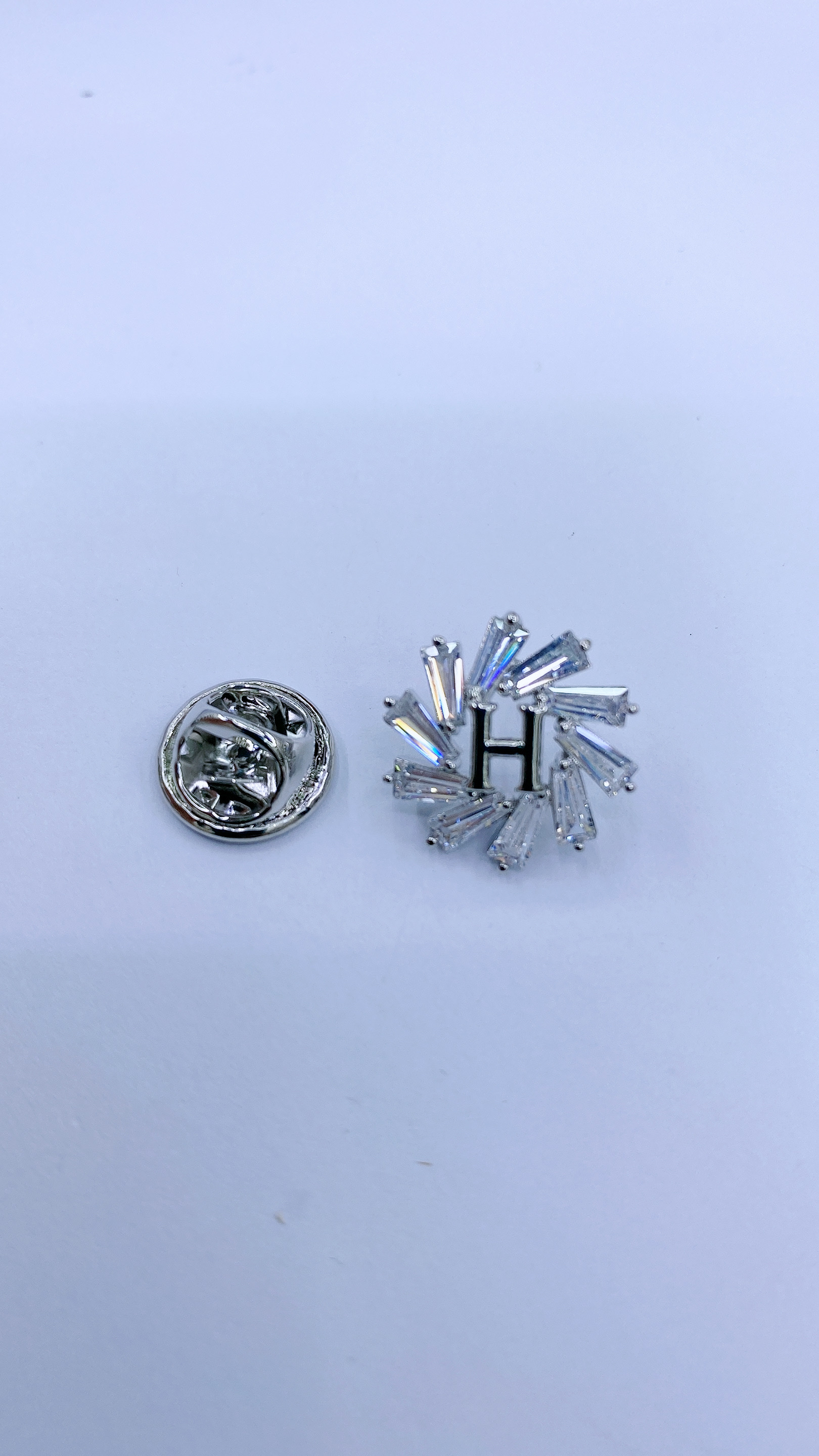 白色字母微镶锆石小众胸花胸针