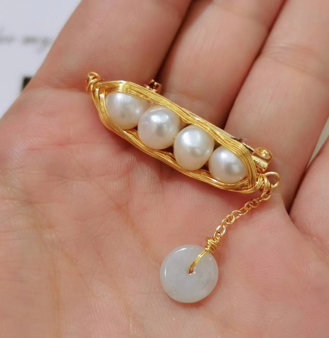 Live-streaming bestseller: New Korean version natural freshwater pearl ethnic style versatile jade brooch, 14k gold hand-woven pea brooch, http Application Scenario