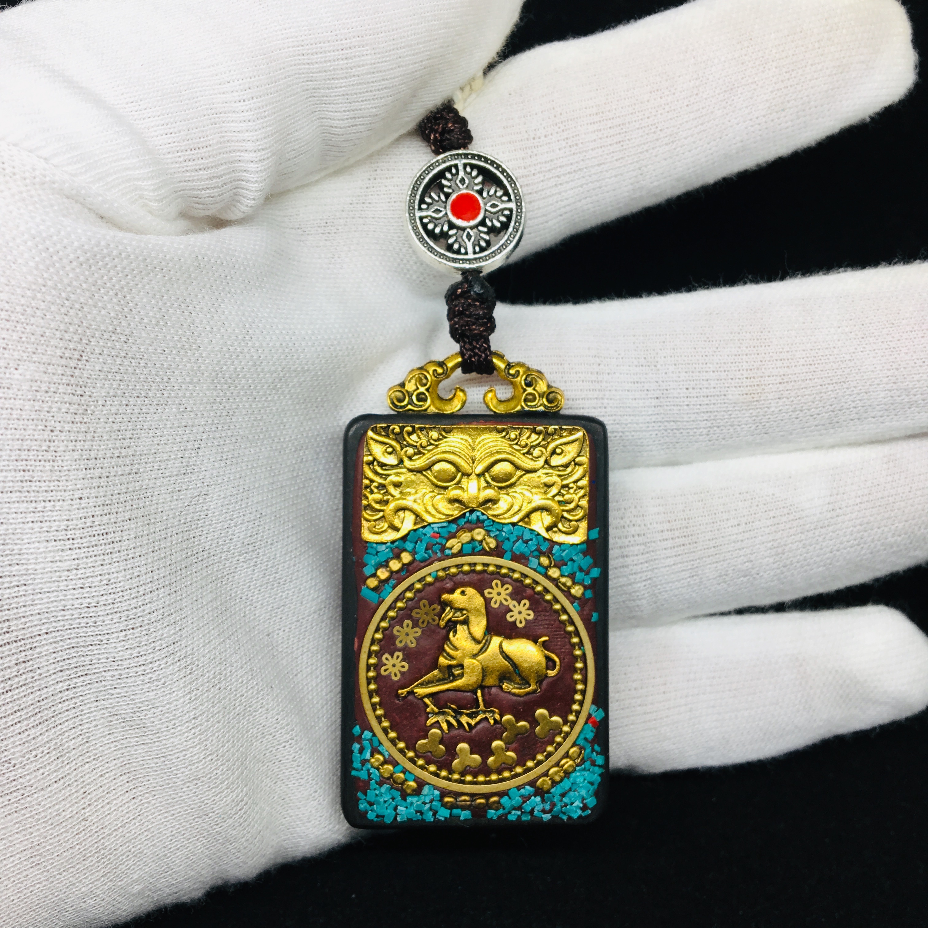 A square Thangka pendant decorated with the zodiac sign of the dog is a best-selling and niche item. Jin Hong 0011 details Picture