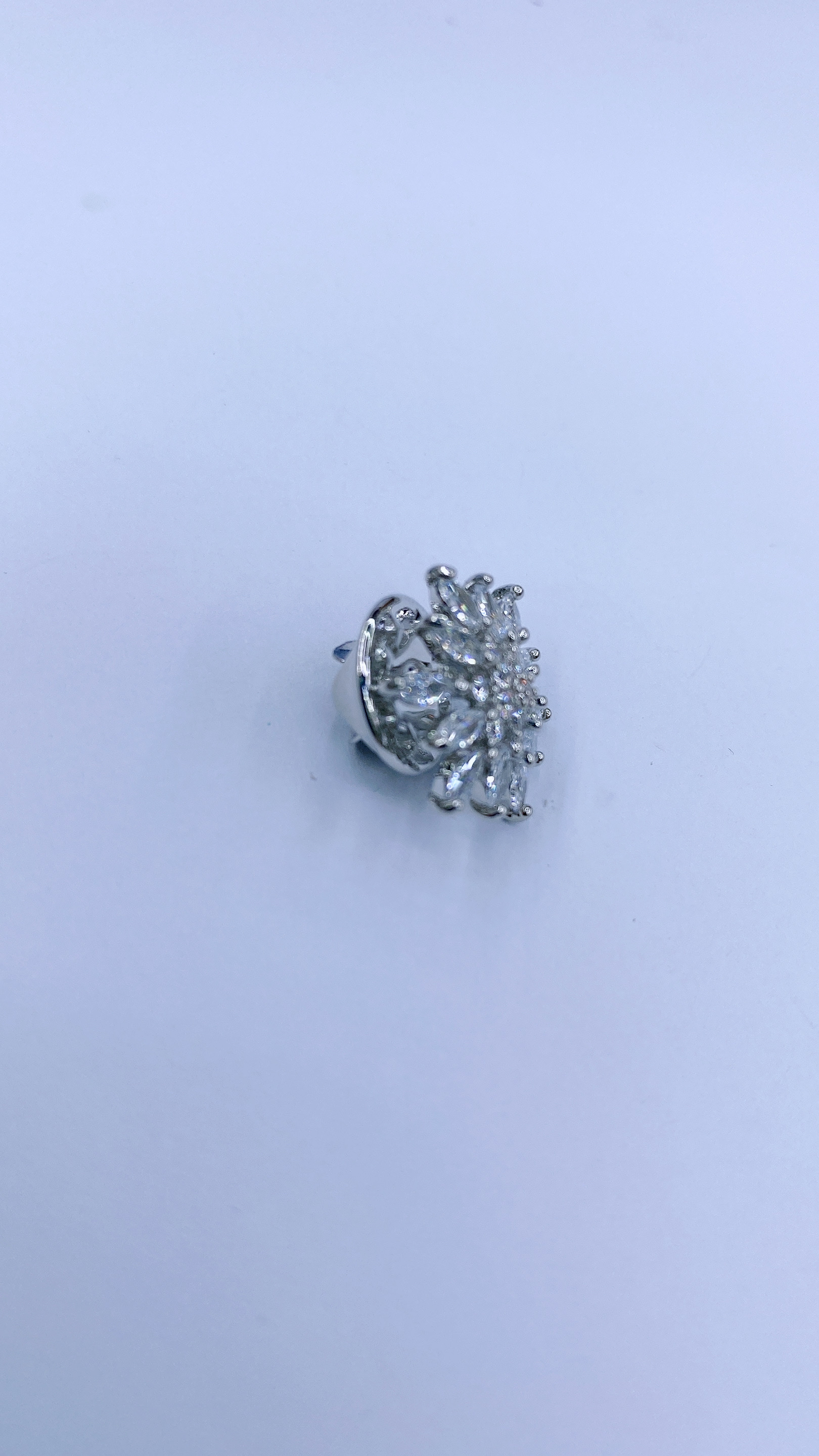 锆石/胸针/花朵白底实物图