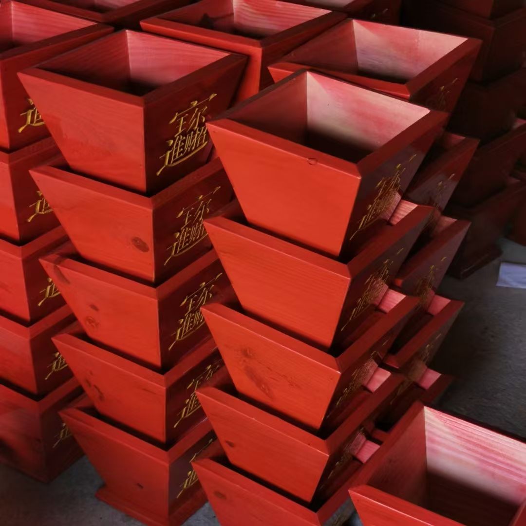 The Golden Qilin 2 Taoist items are painted with red worship baskets, five-color command flags, with flags inserted in the base, rice baskets, five dragon flags, Tai Chi and Eight Trigrams Application Scenario