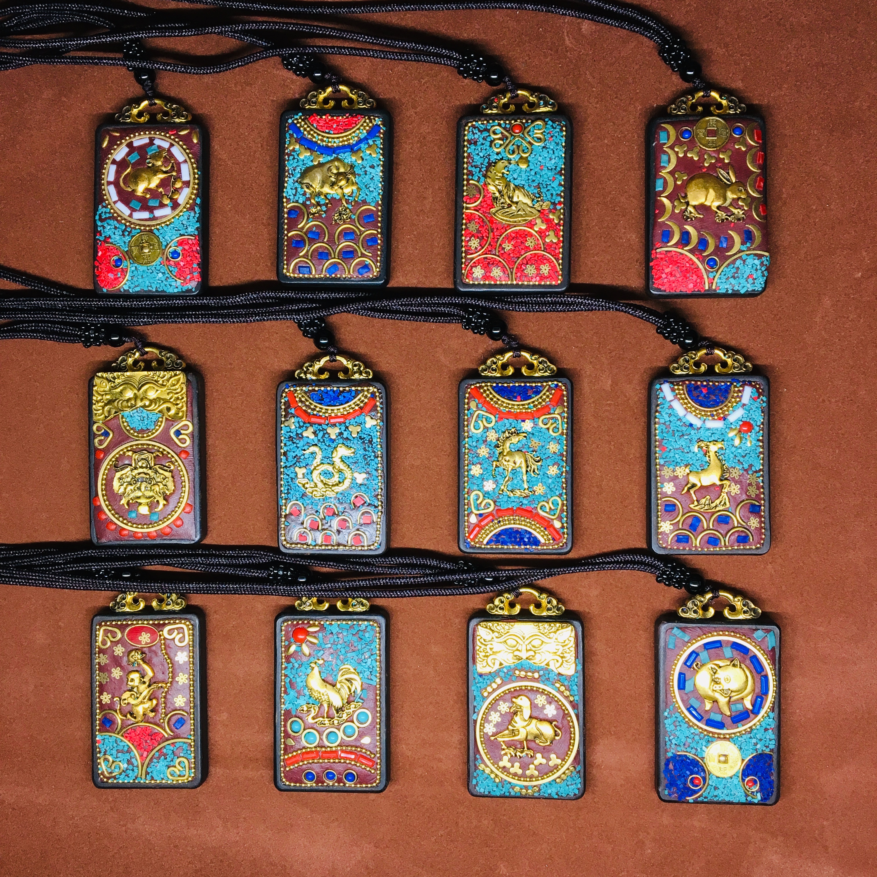 A square Thangka pendant decorated with the zodiac sign of the dog is a best-selling and niche item. Jin Hong 0011 Application Scenario