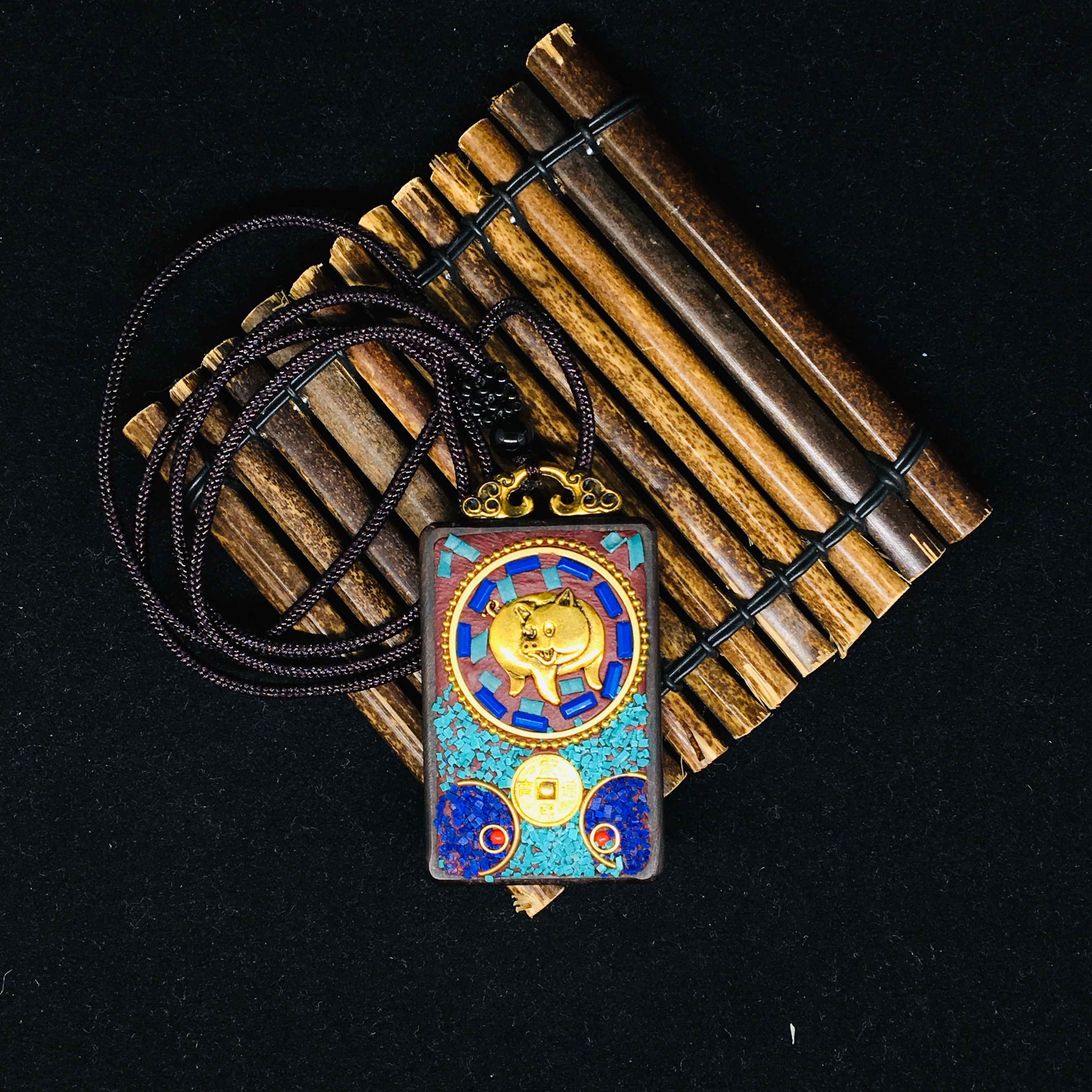 A square Thangka pendant decorated with the zodiac sign of the pig is a small bestseller and a niche product from Jinhong 0012 Application Scenario