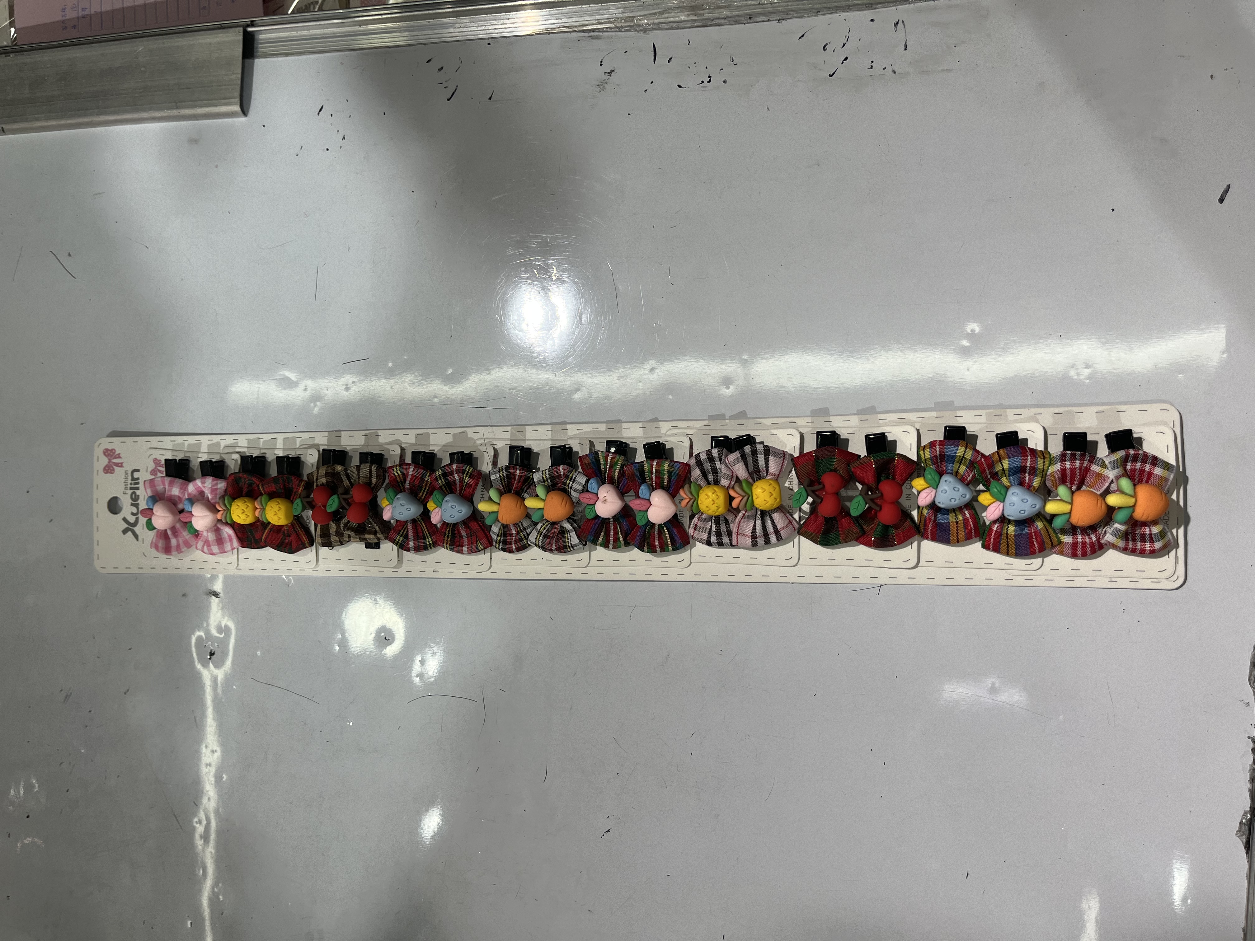 儿童时尚韩版爆款热销A区二楼九街头上3570小时代、雪琳饰品批发格子布领结加水果小黑夹混色10对上卡长条