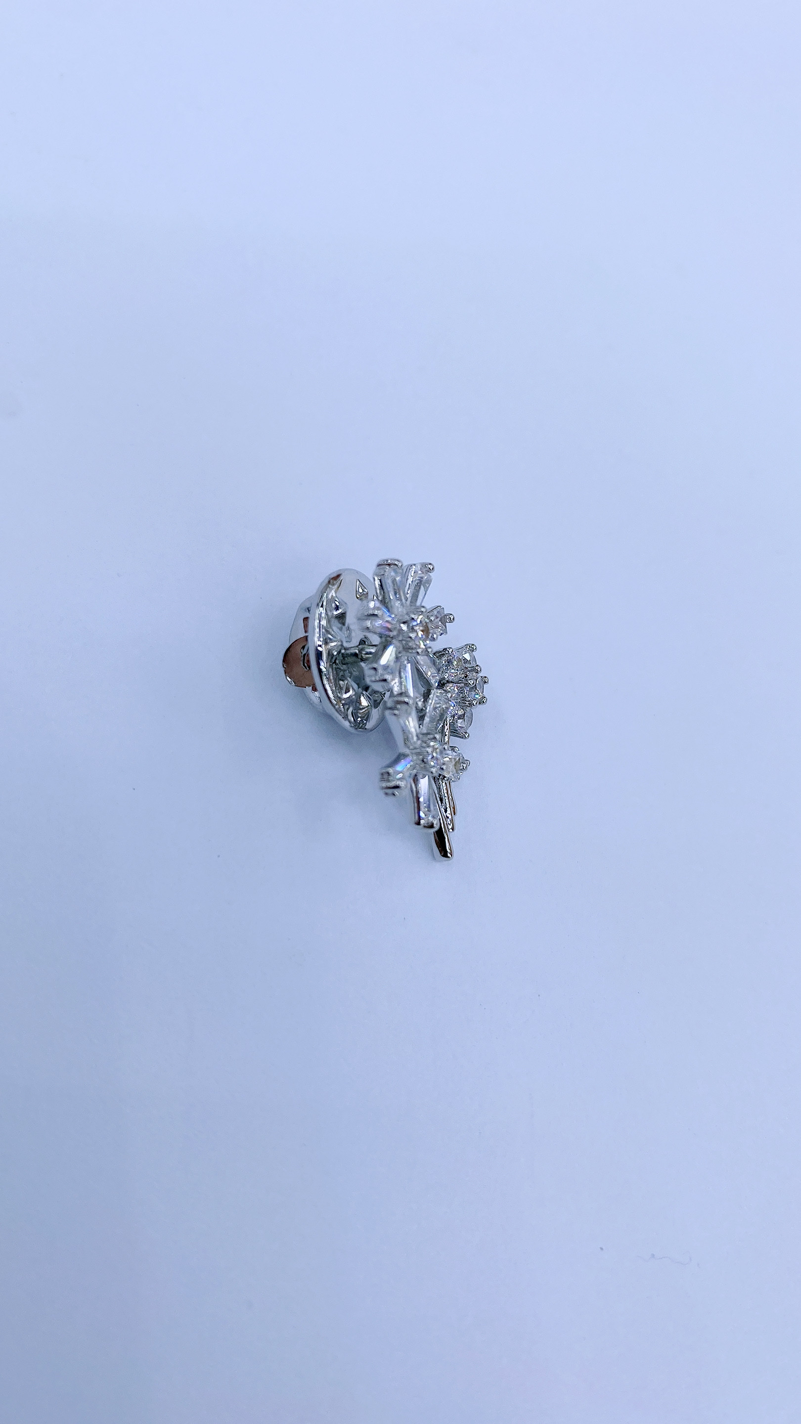 锆石/胸针/花朵白底实物图