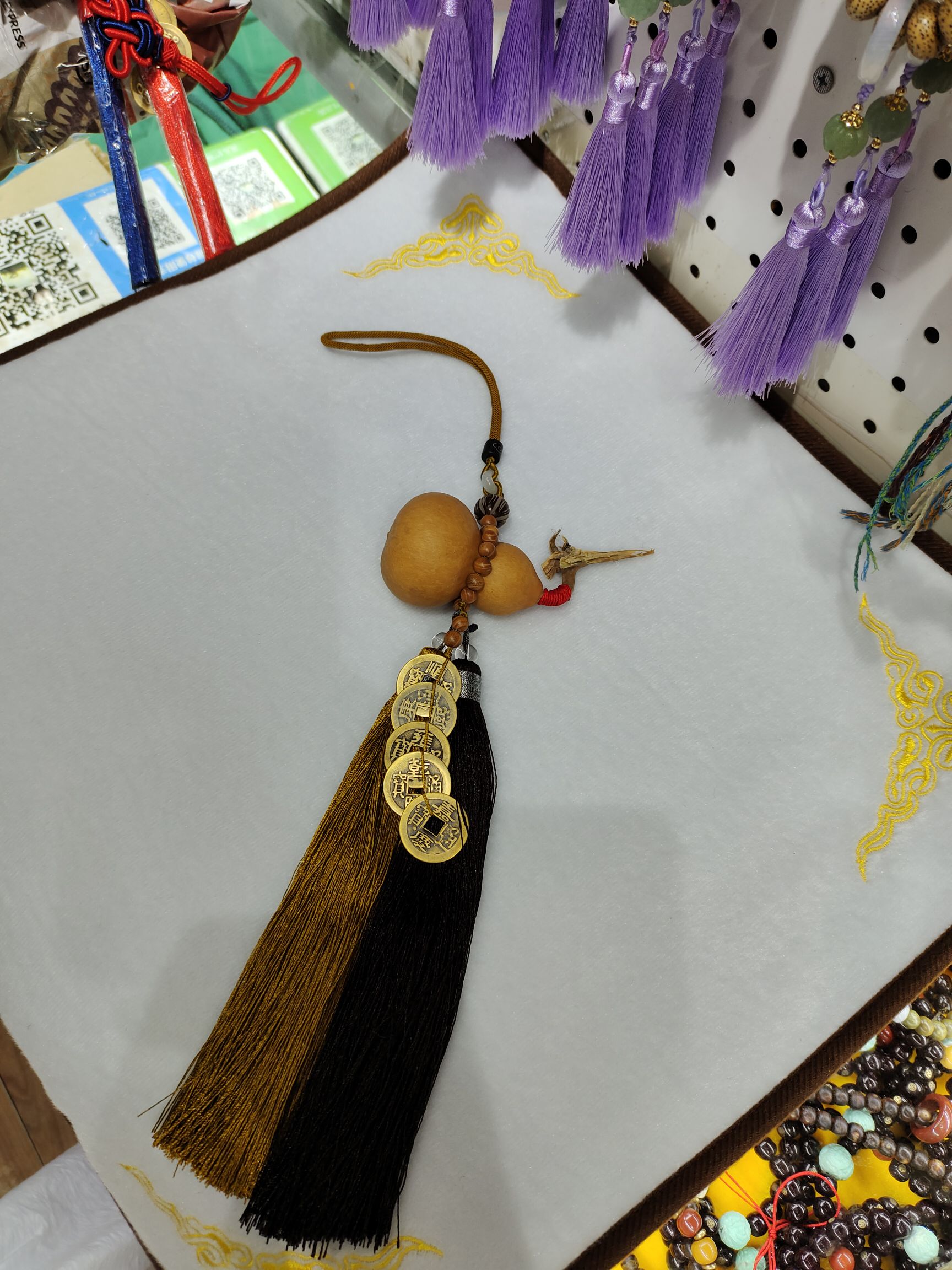 A natural white leather hand-held gourd with Five Emperors coins hanging on it, paired with fine double-combed hair for a lifetime of peace details Picture