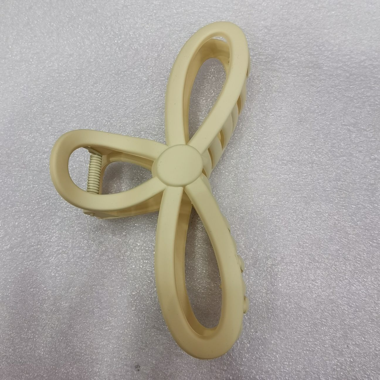 Korean-style oversized popular hand-held paint 8-shaped bow claw clip, scratch clip, bath clip, hair clip, and hair accessory detail image 3