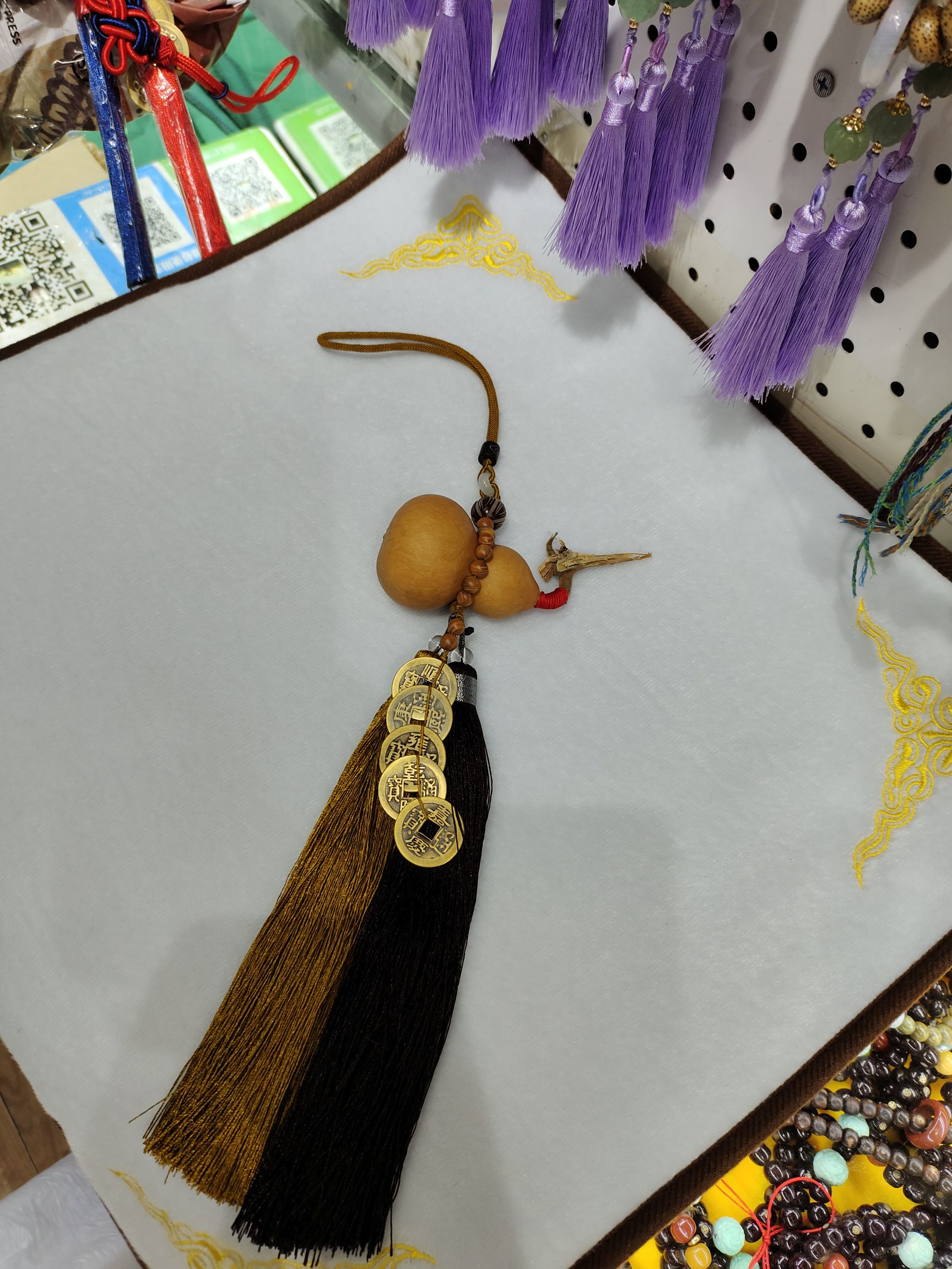 A natural white leather hand-held gourd with Five Emperors coins hanging on it, paired with fine double-combed hair for a lifetime of peace