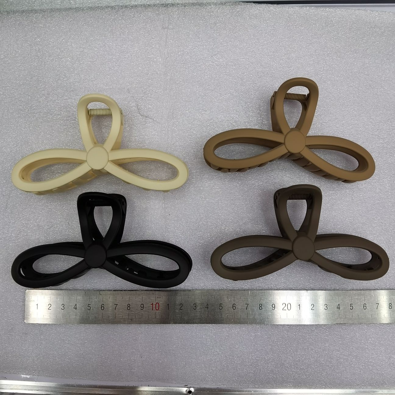 Korean-style oversized popular hand-held paint 8-shaped bow claw clip, scratch clip, bath clip, hair clip, and hair accessory detail image 2