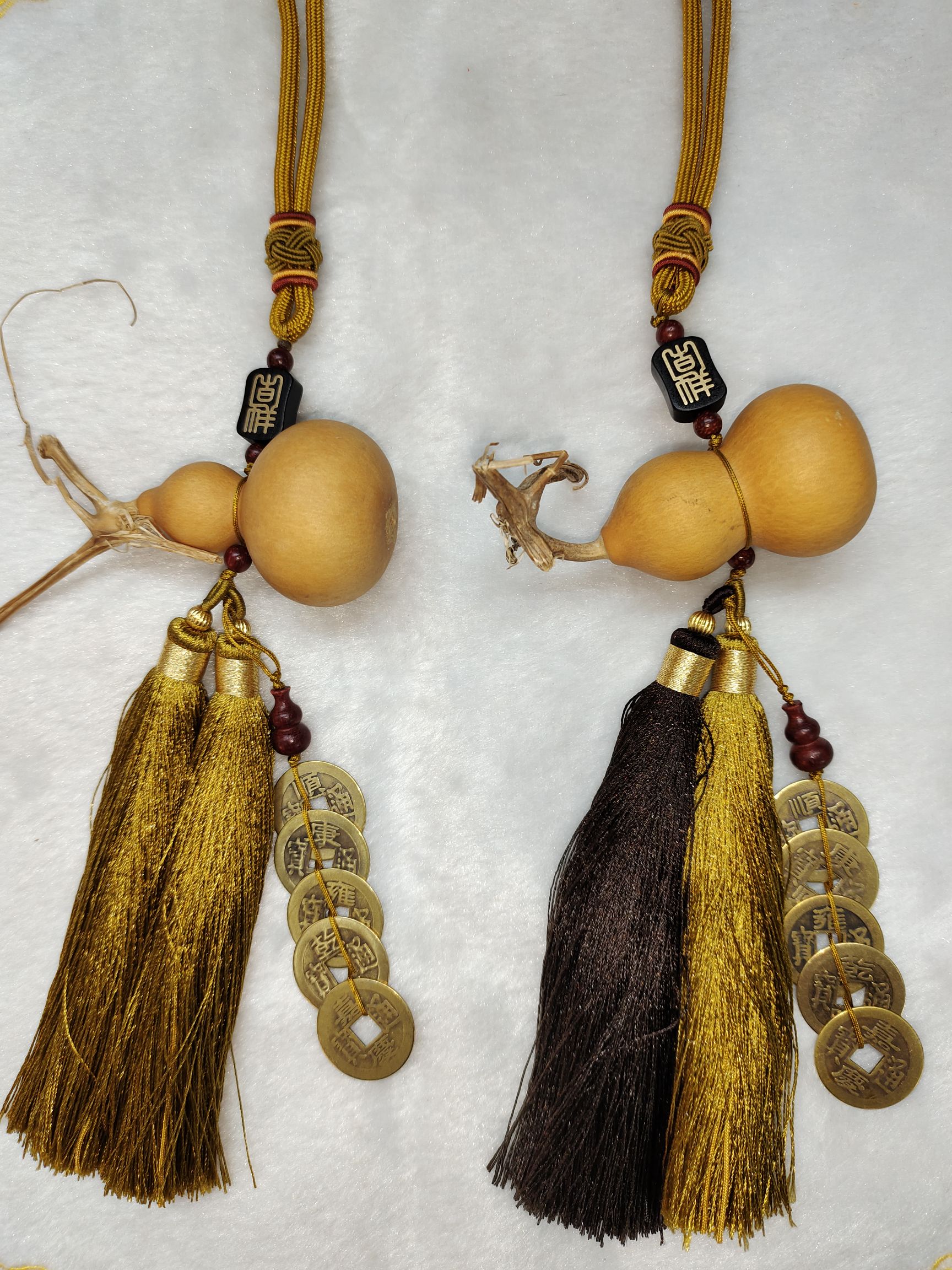 A natural white leather hand-held gourd with Five Emperors coins hanging on it, paired with fine double-combed hair for a lifetime of peace detail image 3