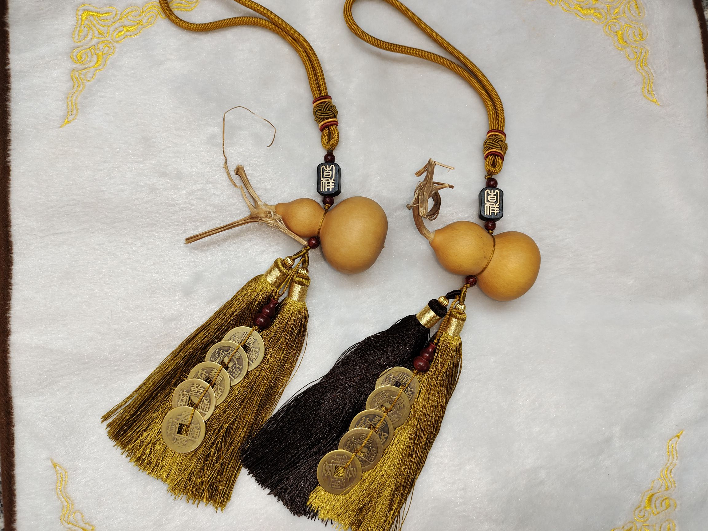 A natural white leather hand-held gourd with Five Emperors coins hanging on it, paired with fine double-combed hair for a lifetime of peace detail image 4
