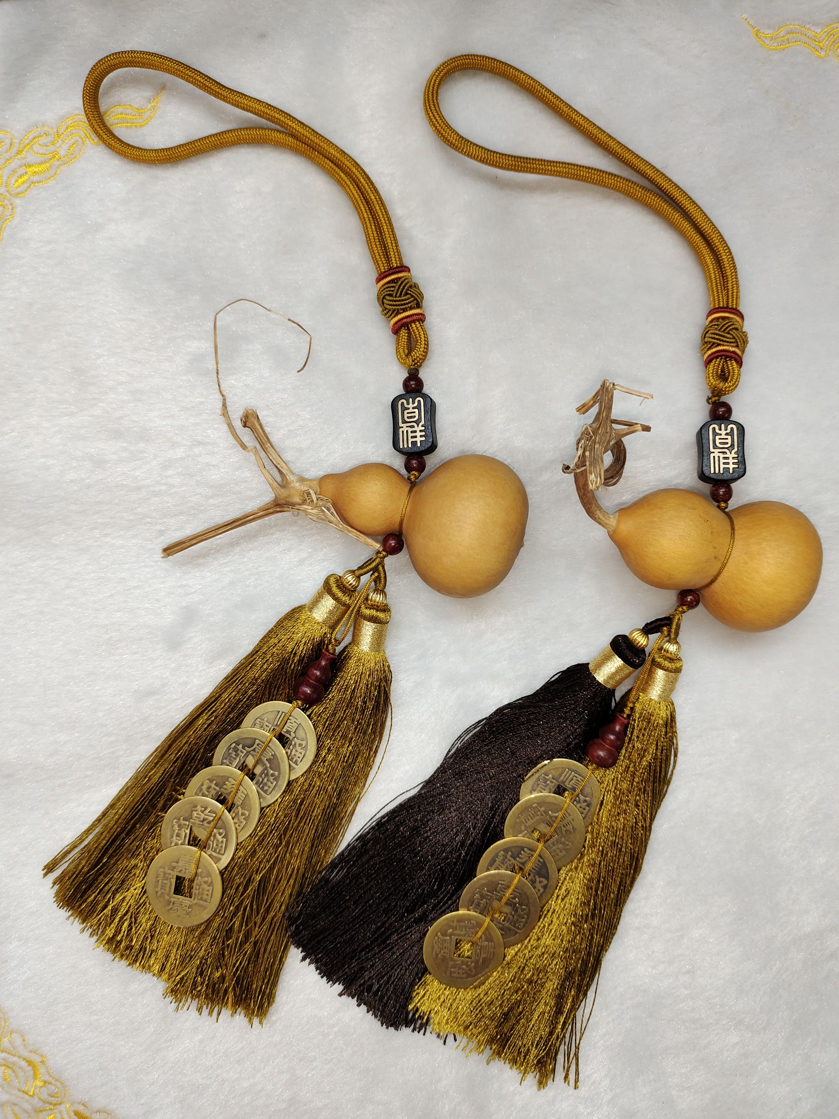 A natural white leather hand-held gourd with Five Emperors coins hanging on it, paired with fine double-combed hair for a lifetime of peace detail image 5