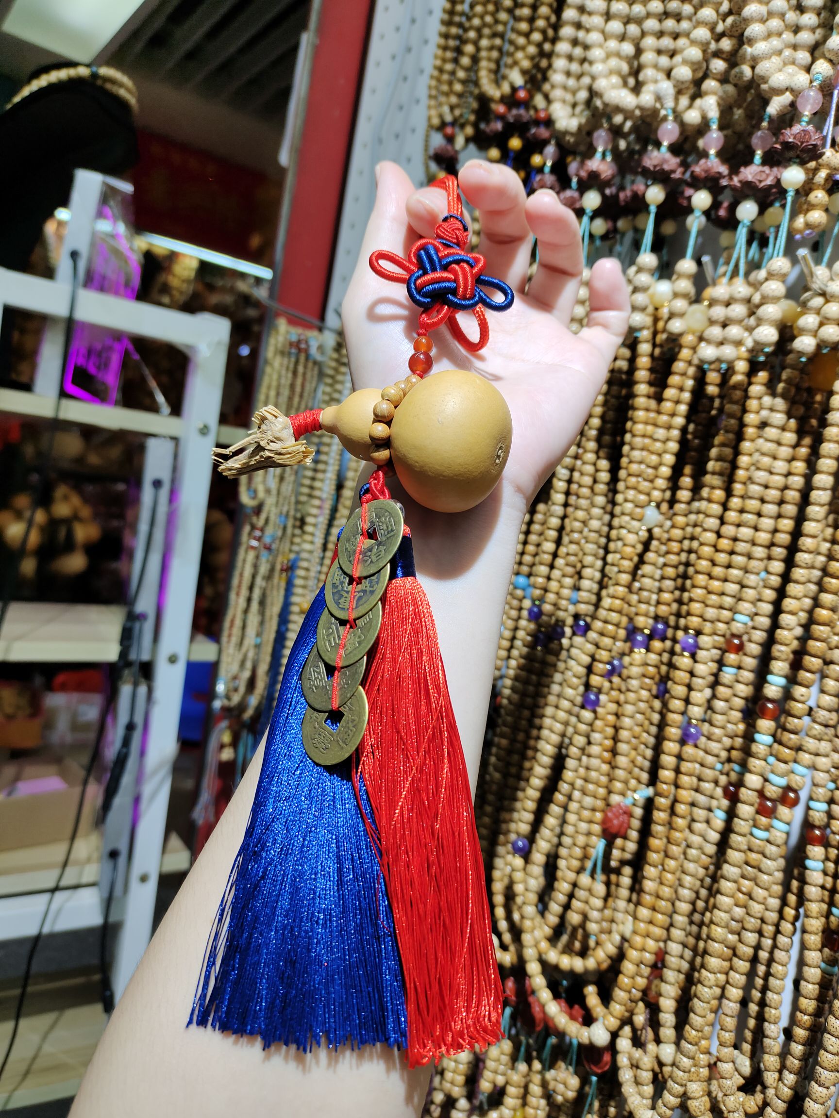 A natural white leather hand-held gourd with Five Emperors coins hanging on it, paired with fine double-combed hair for a lifetime of peace Application Scenario