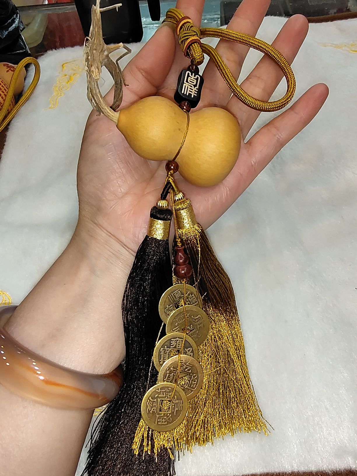A natural white leather hand-held gourd with Five Emperors coins hanging on it, paired with fine double-combed hair for a lifetime of peace detail image 2