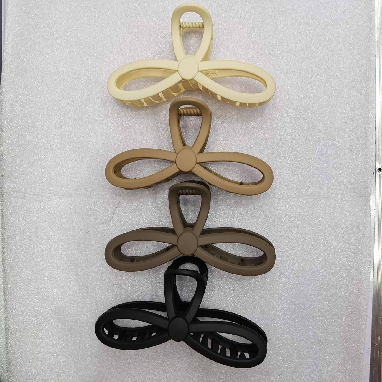 Korean-style oversized popular hand-held paint 8-shaped bow claw clip, scratch clip, bath clip, hair clip, and hair accessory detail image 1