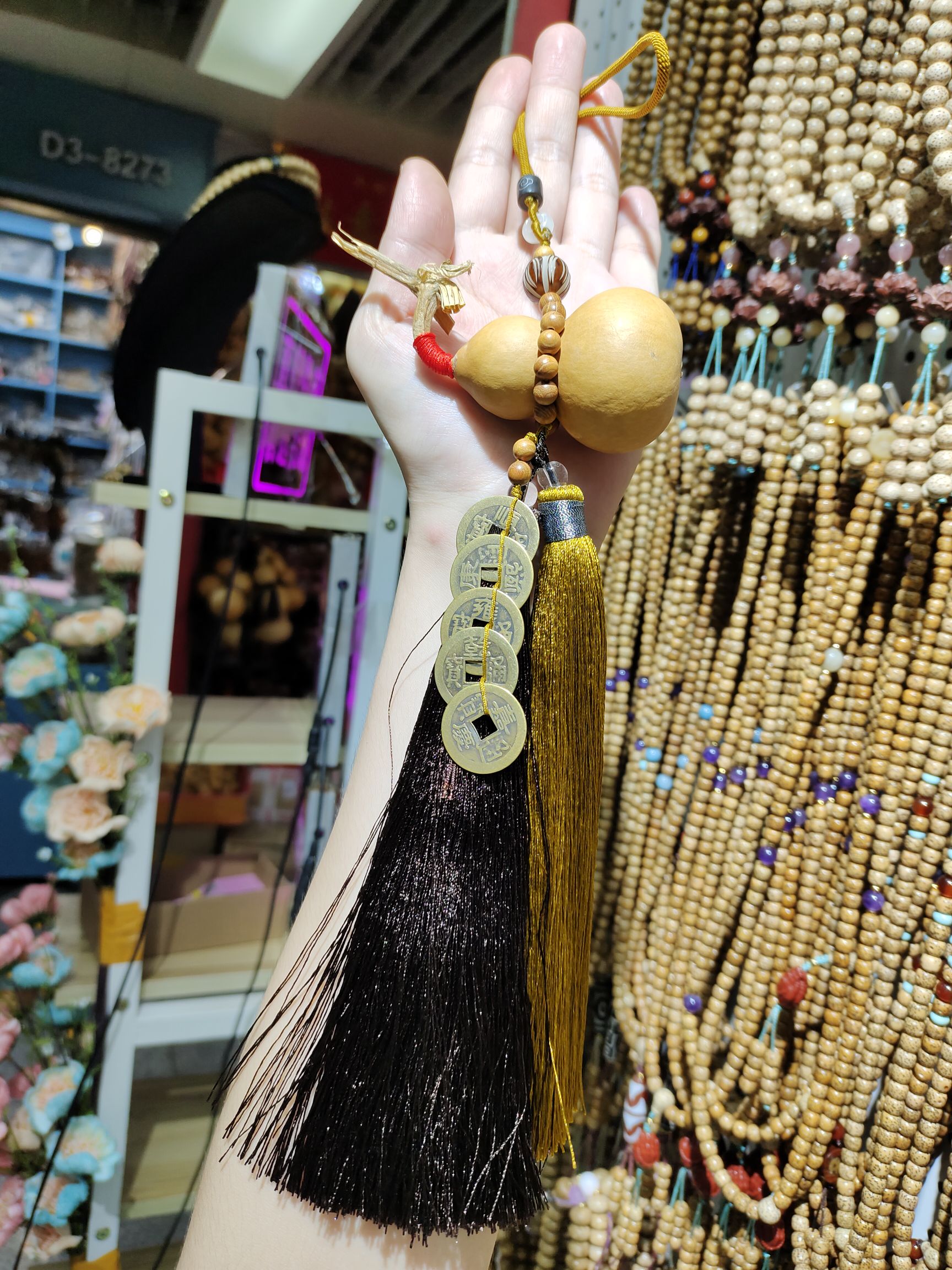 A natural white leather hand-held gourd with Five Emperors coins hanging on it, paired with fine double-combed hair for a lifetime of peace Item Picture