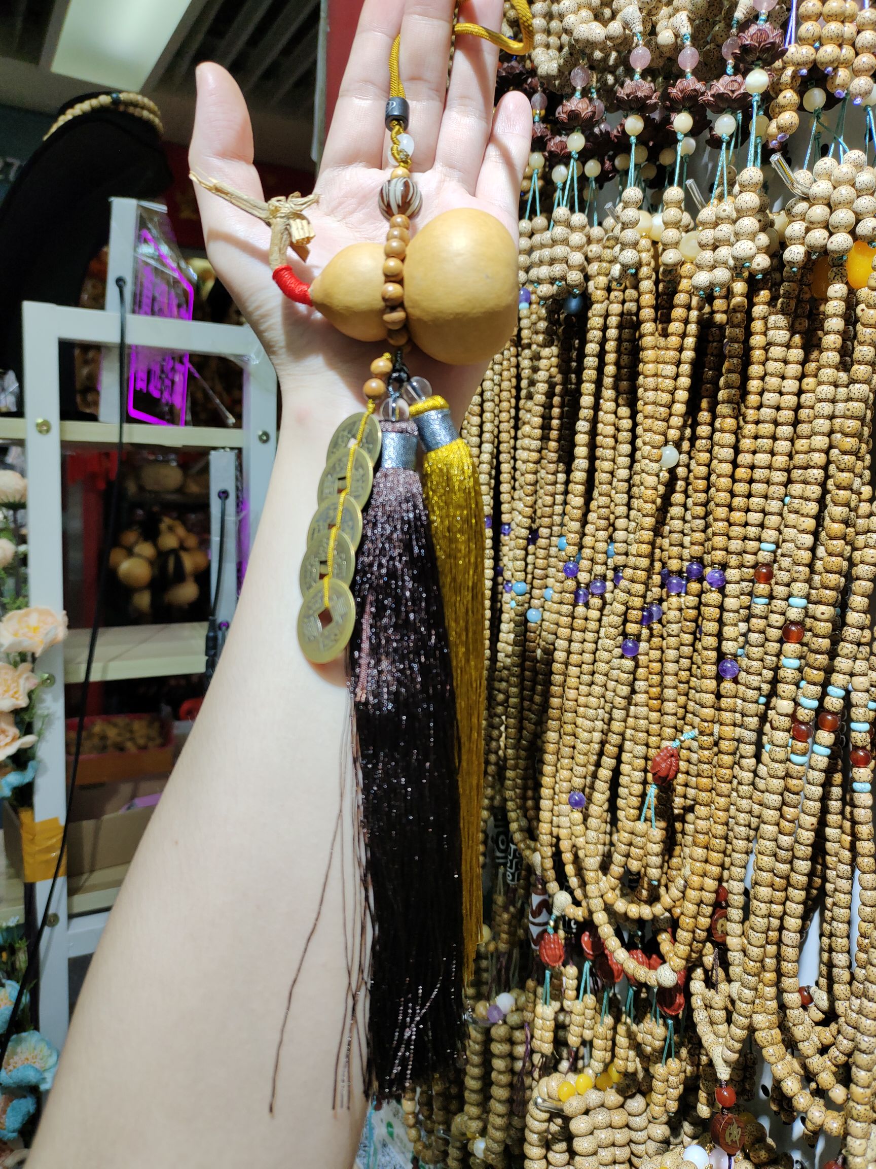 A natural white leather hand-held gourd with Five Emperors coins hanging on it, paired with fine double-combed hair for a lifetime of peace Specification image