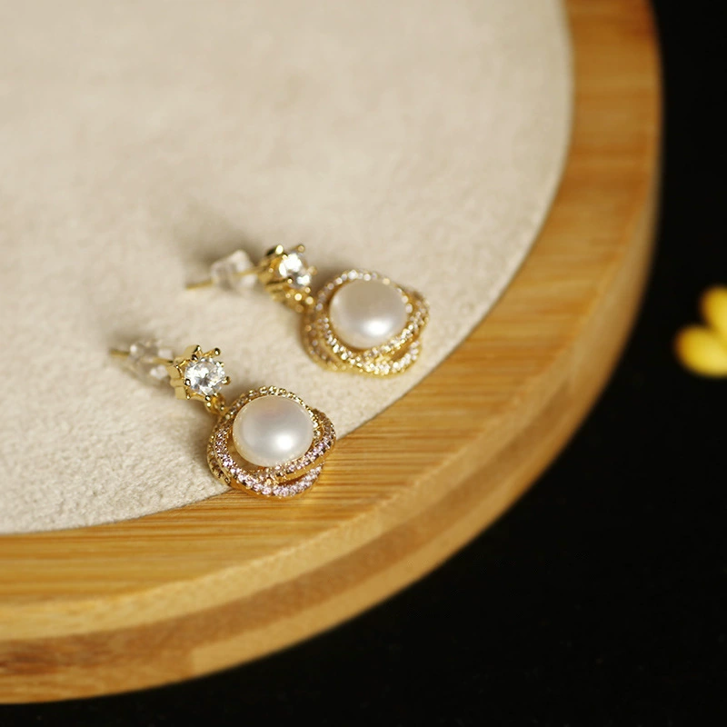 Factory direct sales of retro-style earrings, high-end and elegant freshwater pearl stud earrings detail image 5