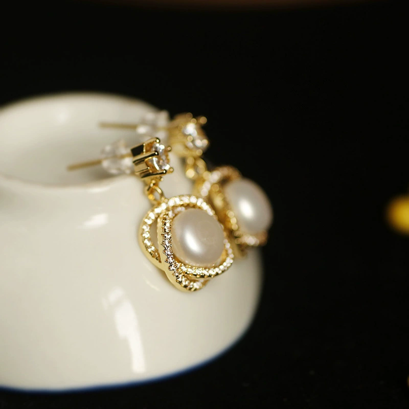 Factory direct sales of retro-style earrings, high-end and elegant freshwater pearl stud earrings detail image 2