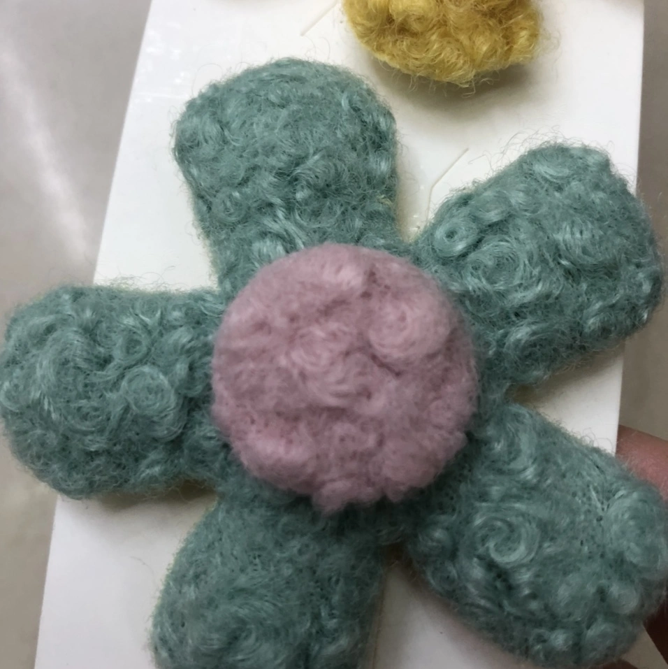 The new style of the "Curly Plum Blossom 28" autumn and winter plush flower duckbill sandwich with a forest style details Picture