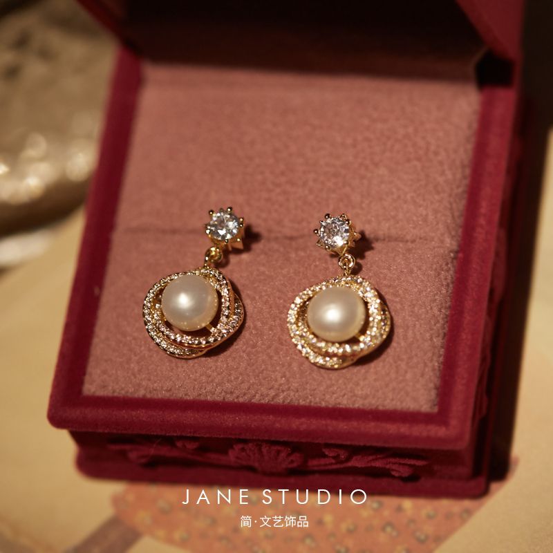 Factory direct sales of retro-style earrings, high-end and elegant freshwater pearl stud earrings detail image 3