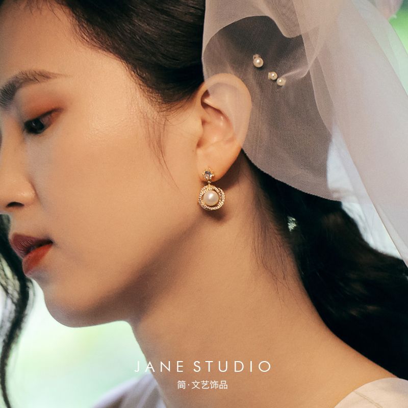 Factory direct sales of retro-style earrings, high-end and elegant freshwater pearl stud earrings detail image 8