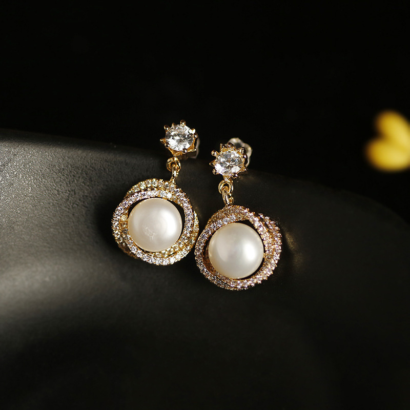 Factory direct sales of retro-style earrings, high-end and elegant freshwater pearl stud earrings Item Picture