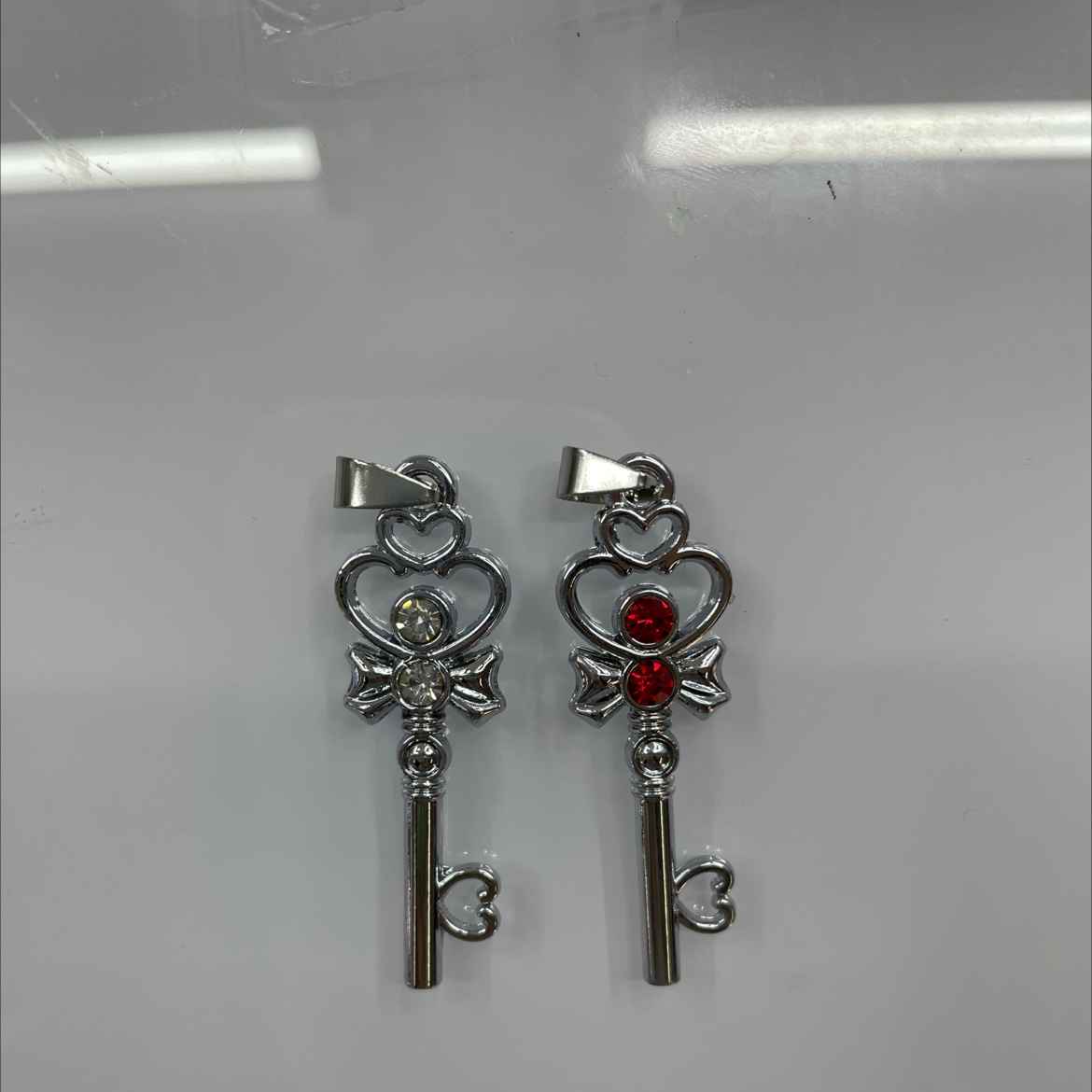 （十个一装）钥匙镶钻红白两色钛钢保色女吊坠