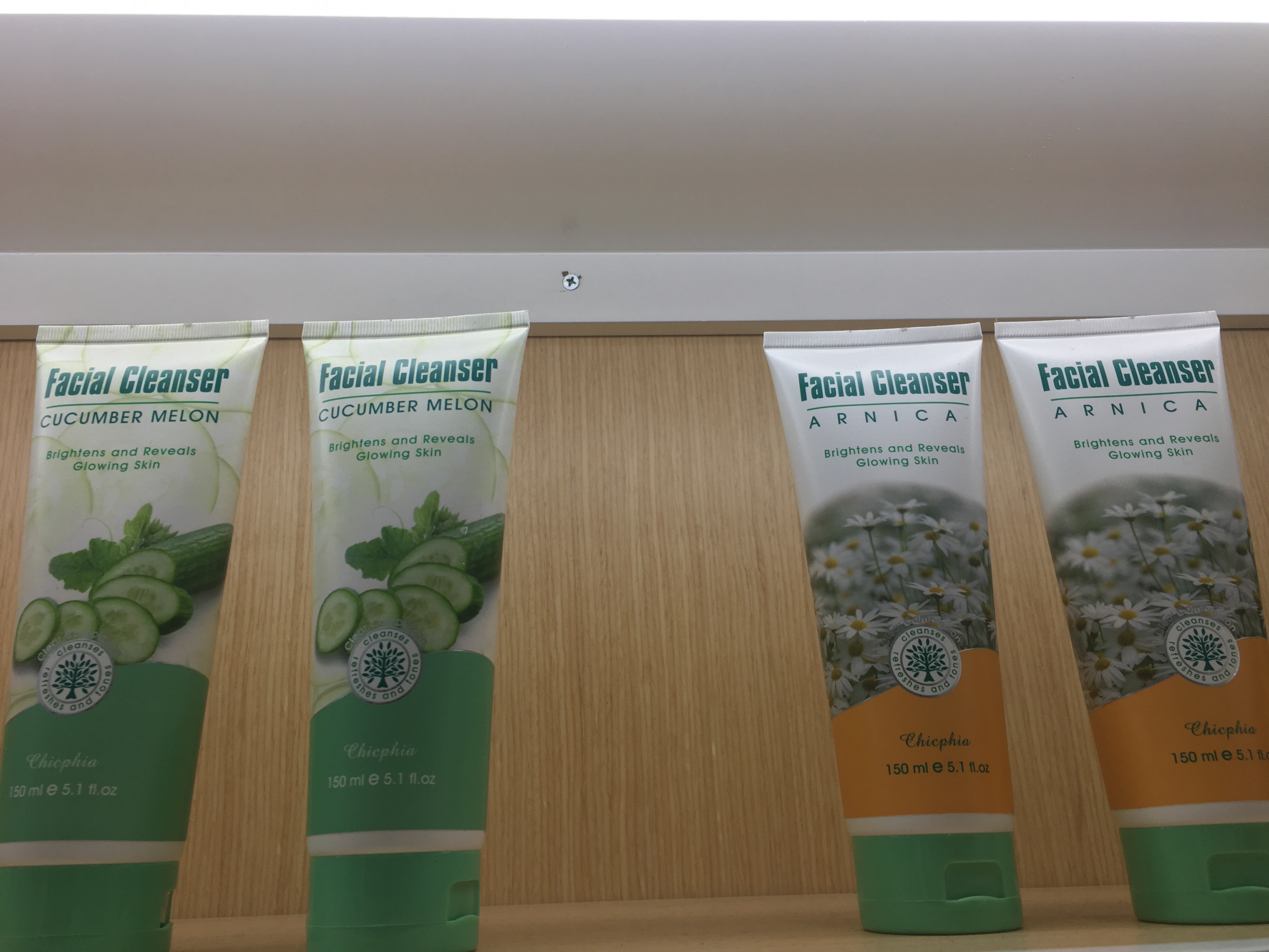 洗面奶厂家直销150ML牛奶菊花芦荟洁面乳
